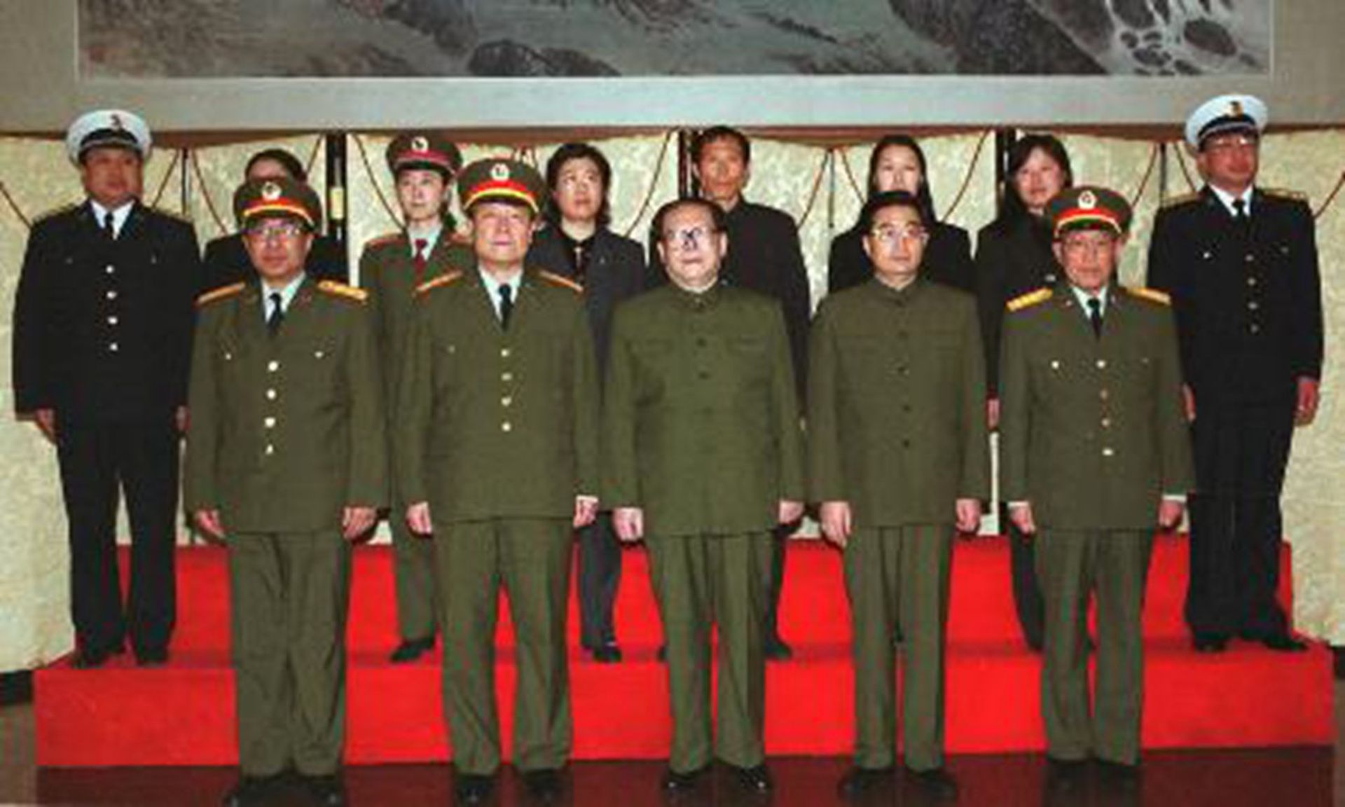 2003年5月5日,中央军委主席江泽民,中央军委副主席胡锦涛、郭伯雄、曹刚川,在大连接见海军361号潜艇遇难官兵亲属代表和所在部队代表。(新华社)