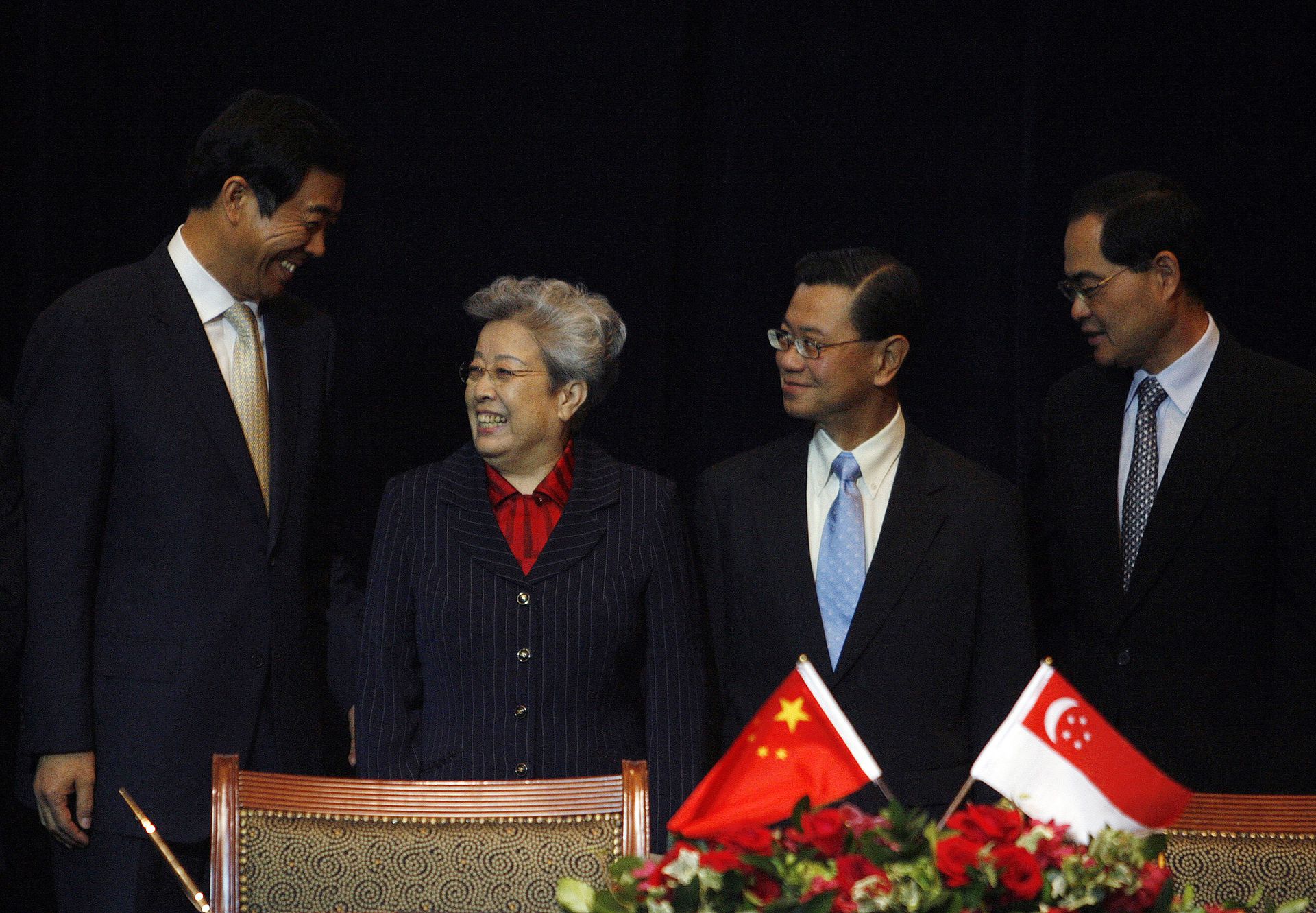 2007年7月11日，新加坡，中国商务部长薄熙来、中国副总理吴仪和新加坡副总理兼内政部长黄根成、新加坡贸易与工业部长林勋强（从左至右）合影。（路透社）