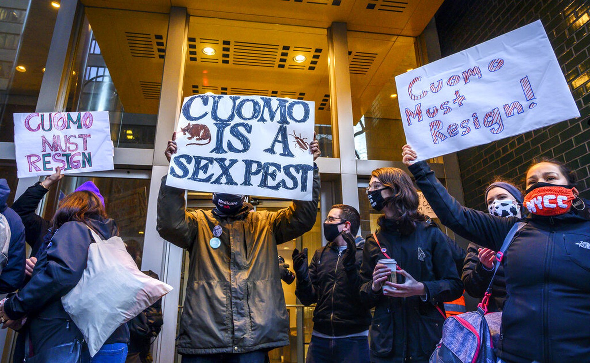 图为2021年3月2日，美国纽约州州长科莫位于曼哈顿的办公室外面有示威者抗议，要求科莫辞职。（AP）