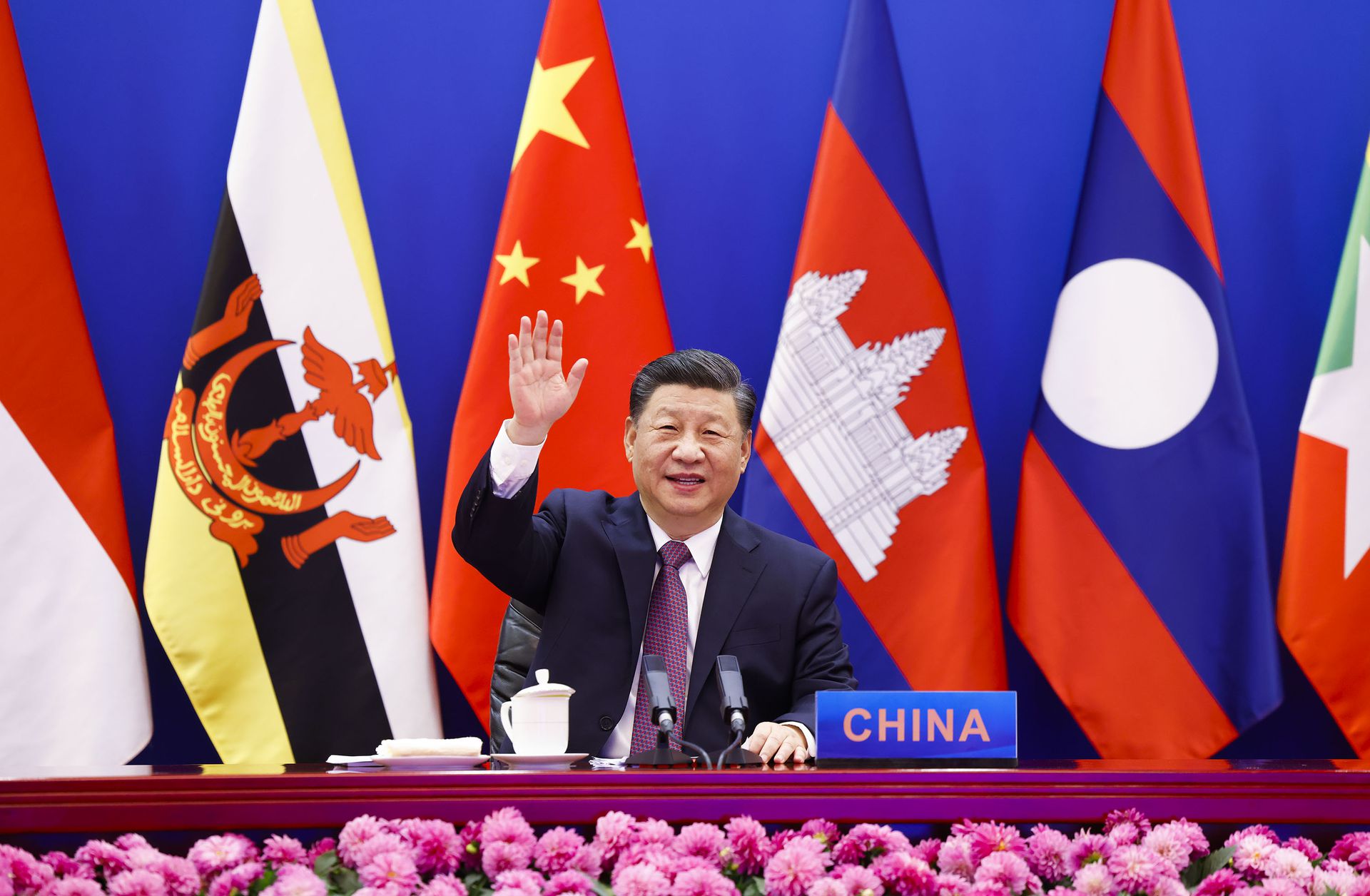 今年11月22日上午，习近平在北京以视频方式出席并主持中国—东盟建立对话关系30周年纪念峰会，发表题为《命运与共  共建家园》的重要讲话。中国东盟正式宣布建立中国东盟全面战略伙伴关系。（新华社）