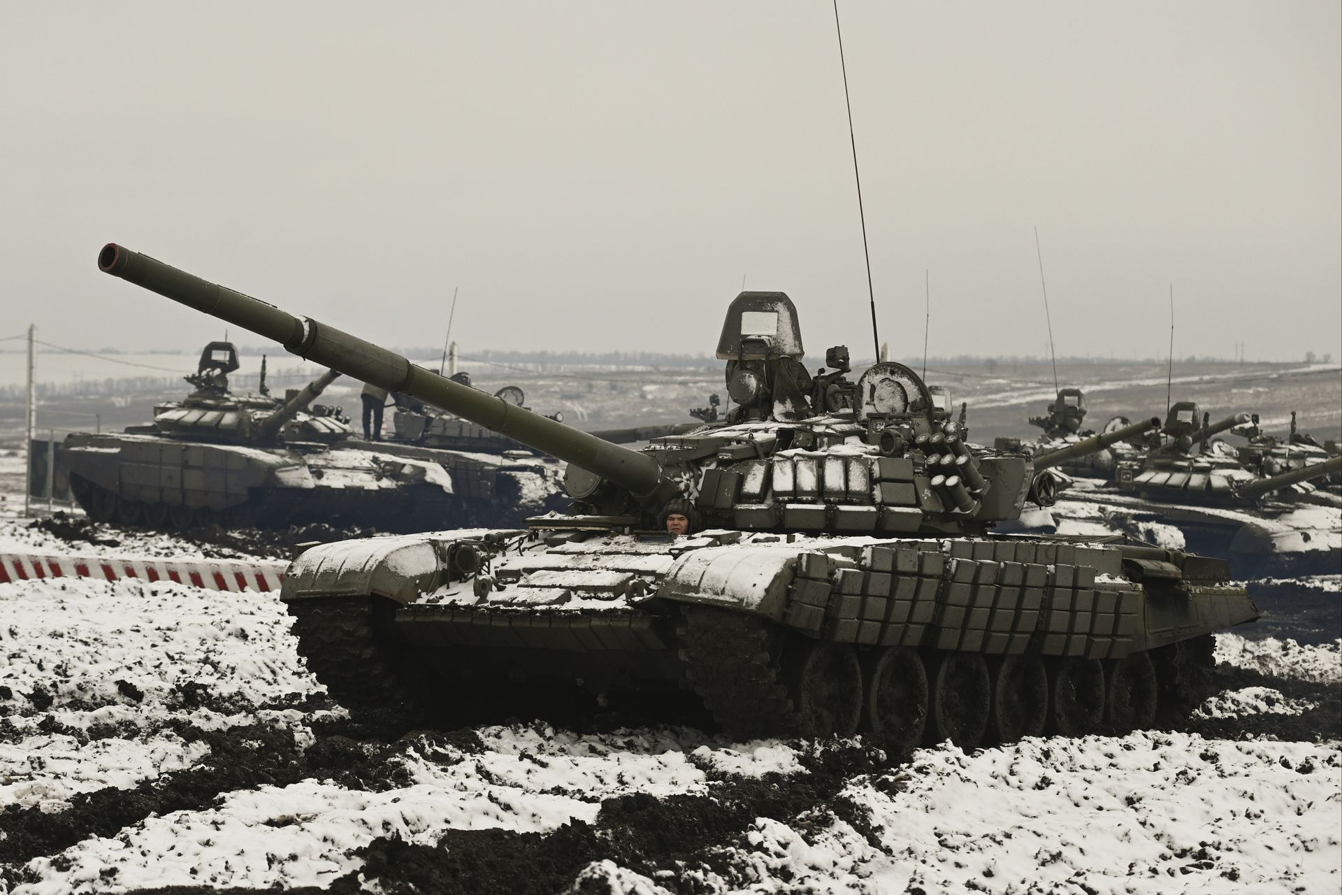 图为1月12日，俄罗斯坦克部队在俄罗斯南部地区进行演习。（AP）