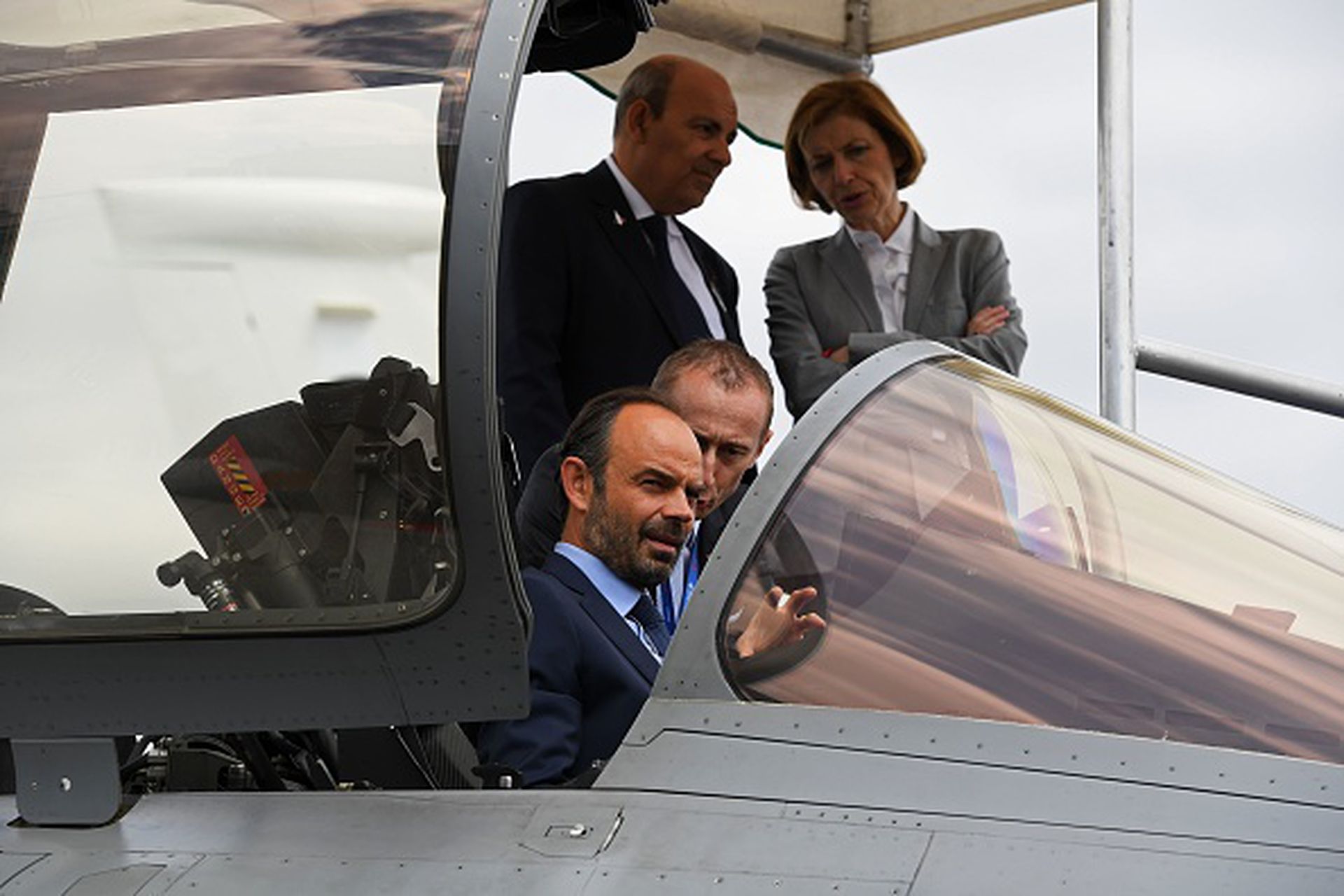 2017年6月23日，时任法国总理菲利普（ Edouard Philippe ）在一架阵风战斗机驾驶舱内了解产品情况。（Getty ）