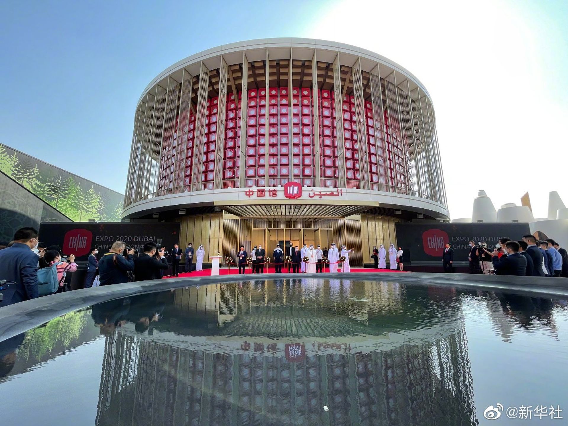 中国馆“华夏之光”在世博会开幕同日正式开馆。（微博@新华社）