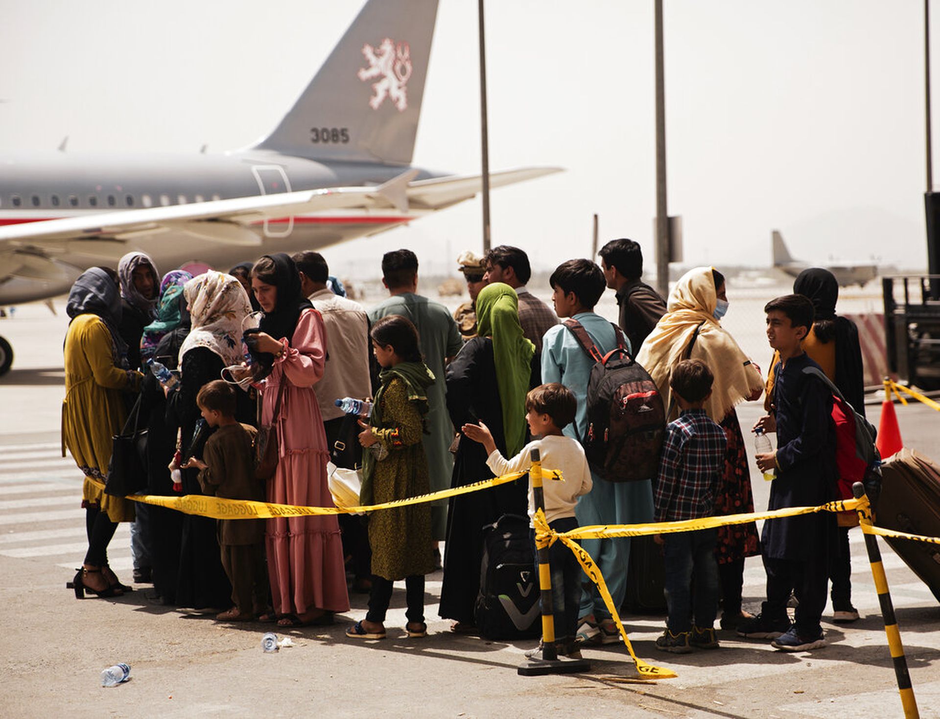 2021年8月18日，阿富汗民众准备搭乘飞机离开喀布尔。（AP）