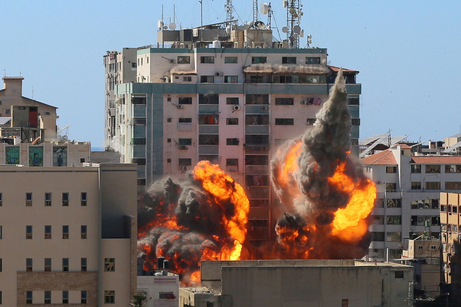 半岛电视台等国际媒体均在该楼设有办公地点，被炸毁后，大楼冒出浓烟和火焰。（Reuters）