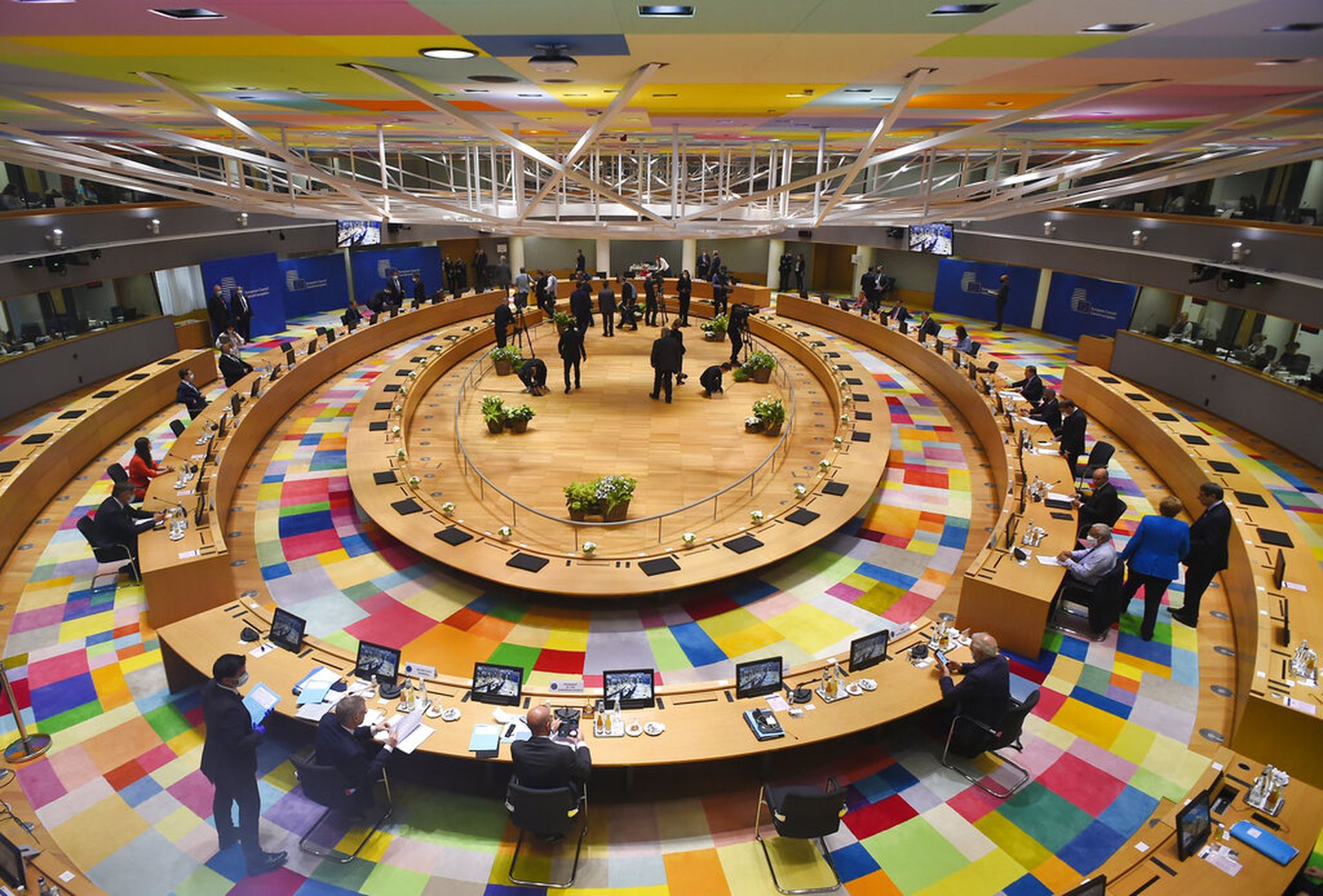 欧罗巴大厦的欧洲理事会全体会议场地虽大，却有局促之感。（美联社）