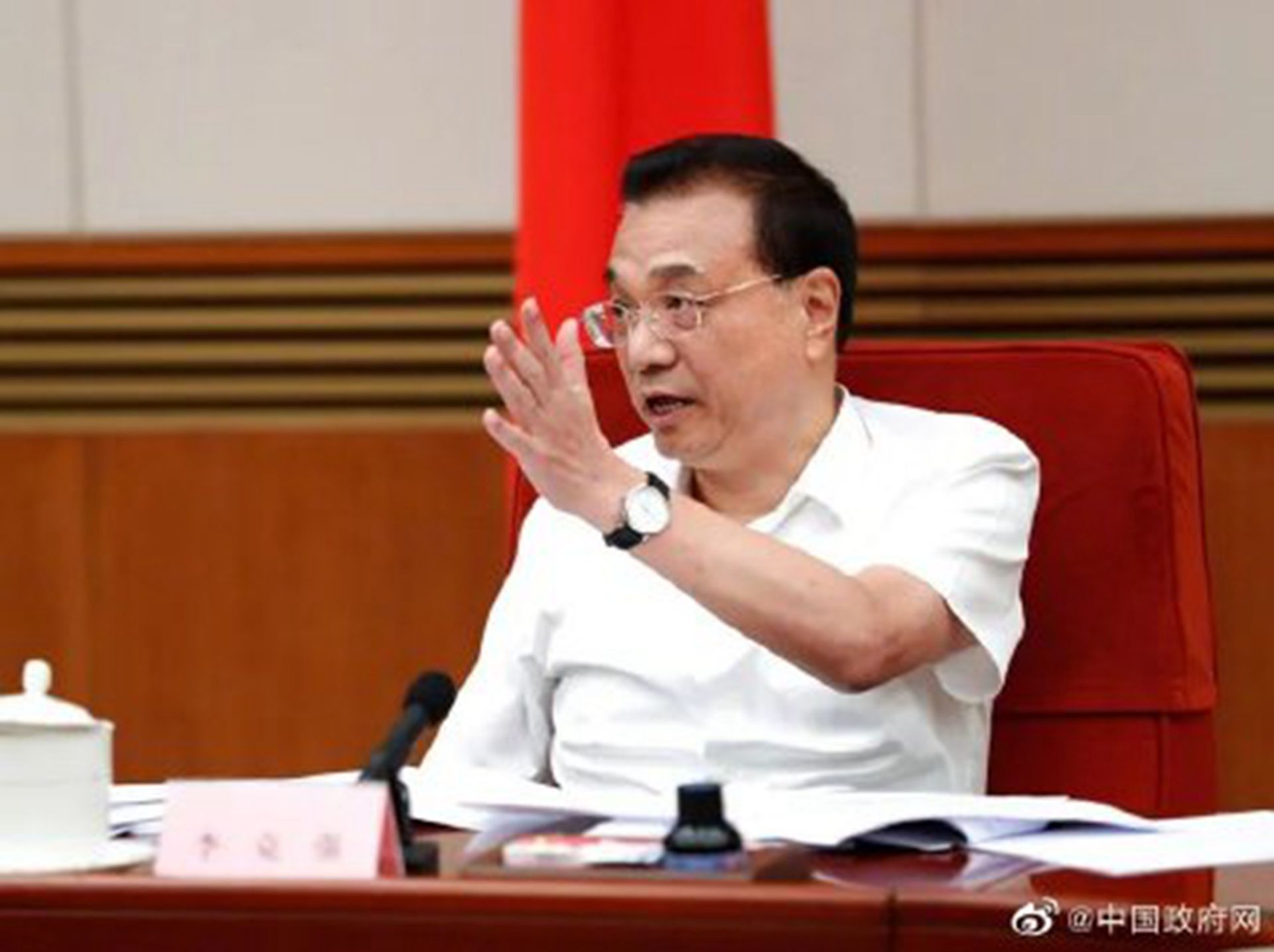 2020年9月2日的中国国务院常务会议上，正在发表讲话的李克强。 （微博@中国政府网）