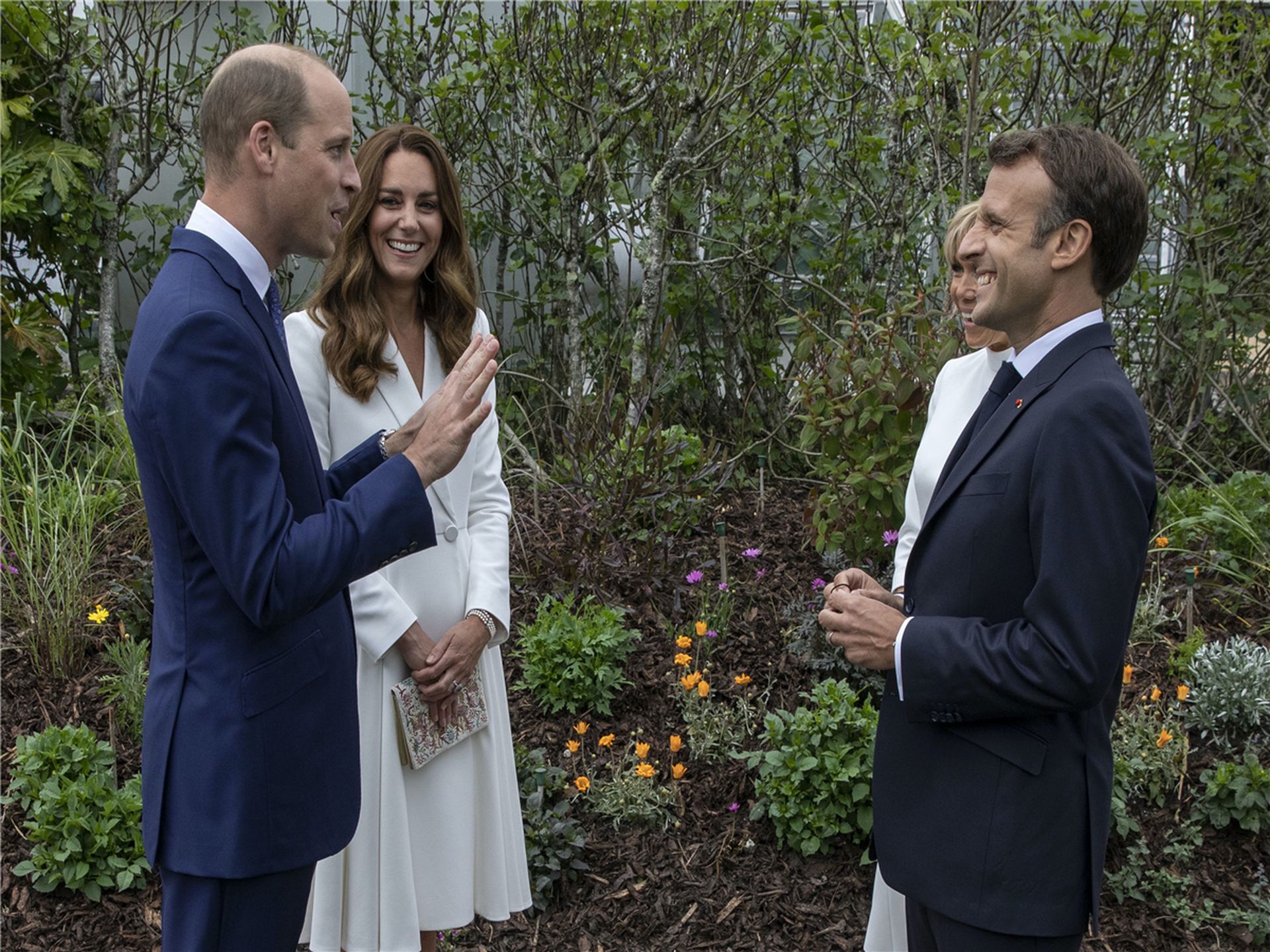 威廉王子（Prince William，左一）及凯特王妃（ Catherine Elizabeth Middleton，左二）正在与法国总统马克龙（Emmanuel Macron）交谈。（Twitter@RoyalFamily）