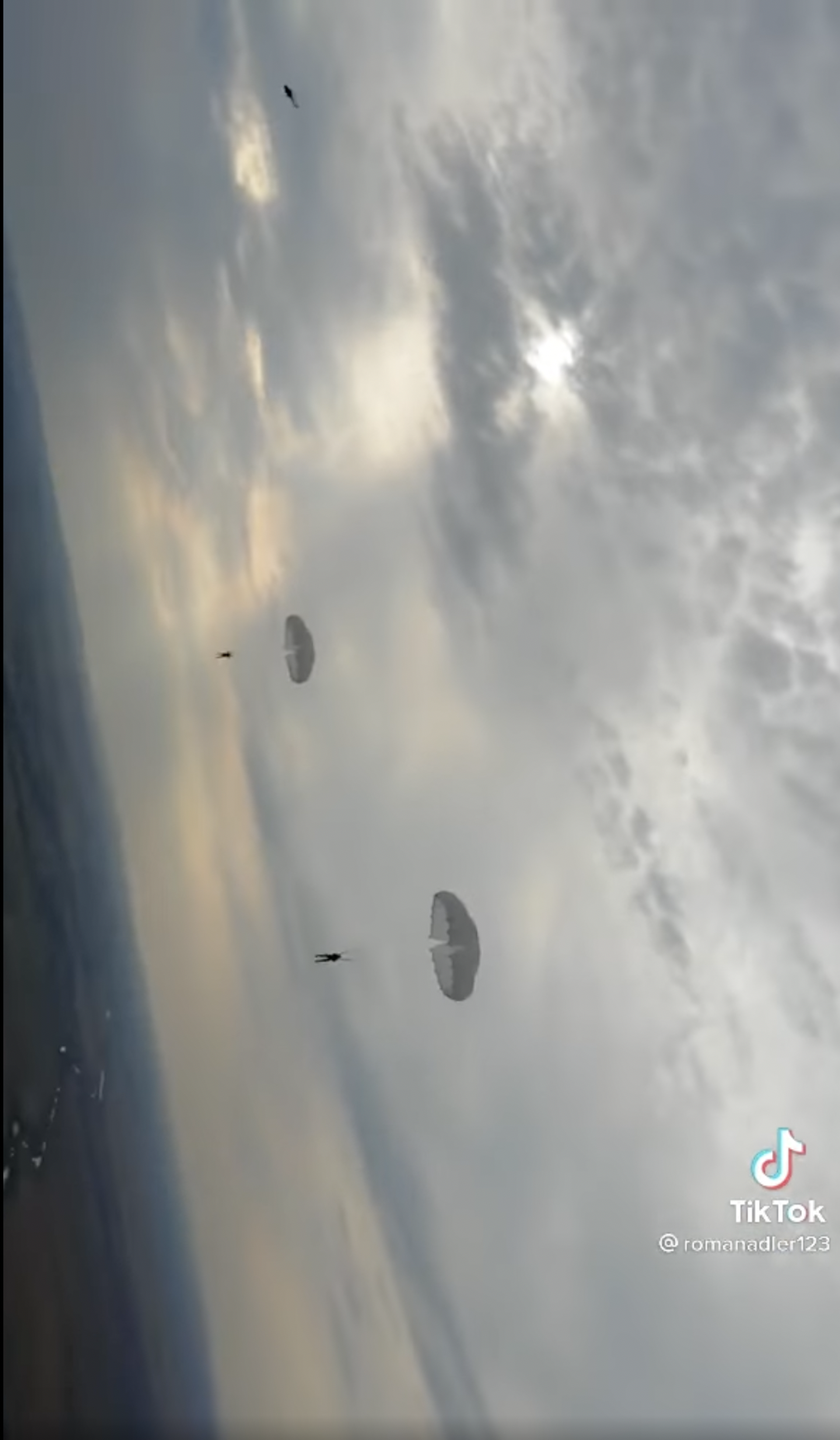 TikTok日前流传俄罗斯伞兵空降乌克兰的影片，但其后被发现为旧影片，相关贴文已被TikTok删除。（网络截图）
