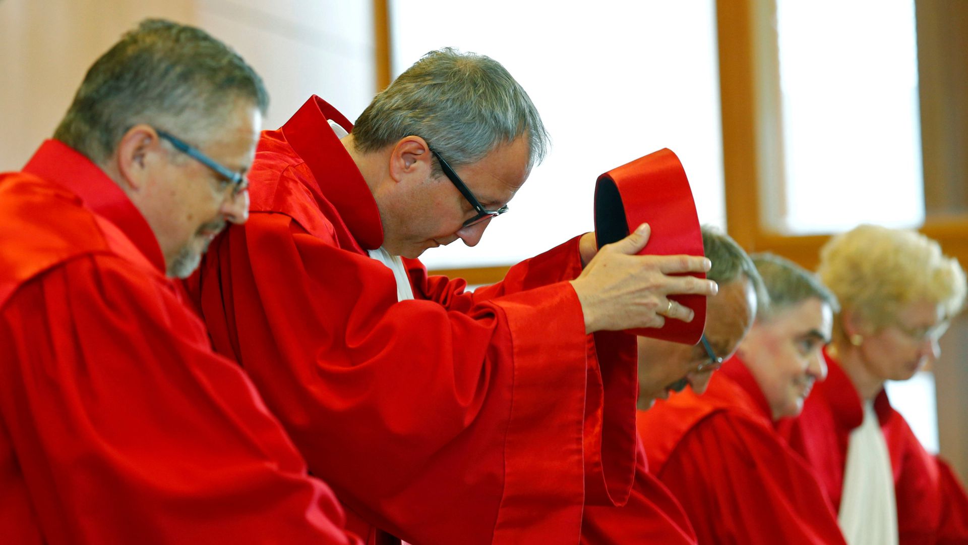 身穿红袍的德国联邦宪法法院法官以7比1的大比数作出裁决。（路透社）