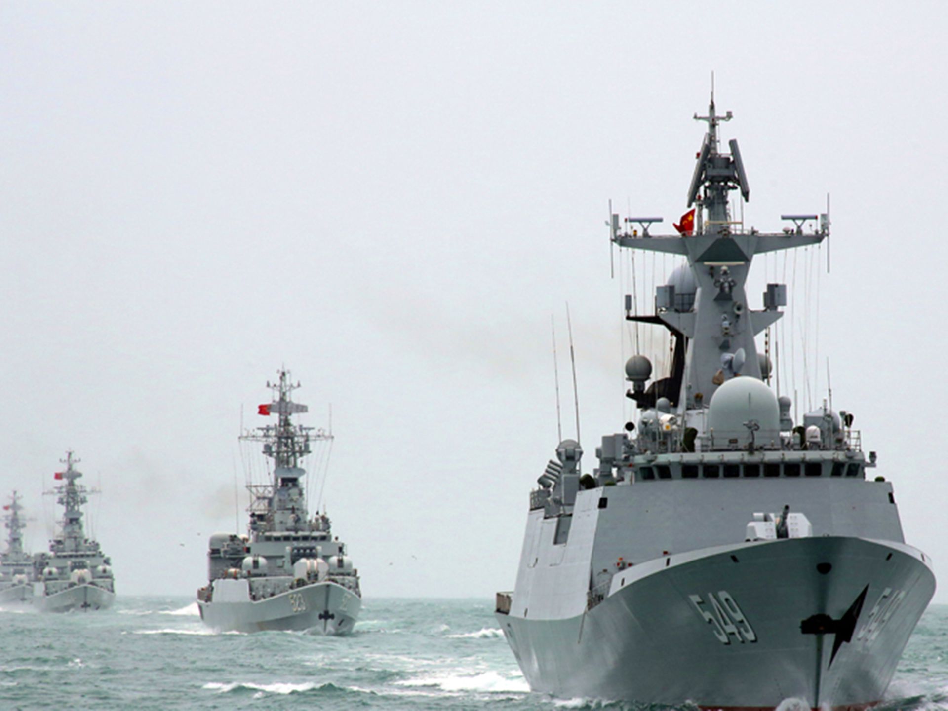 2014年2月中国东海舰队某驱逐舰支队进行综合攻防演练,照片中为首的即是054型导弹护卫舰常州舰。(中国军网) 2014年2月中国东海舰队某驱逐舰支队进行综合攻防演练,照片中为首的即是054型导弹护卫舰常州舰。(中国军网)