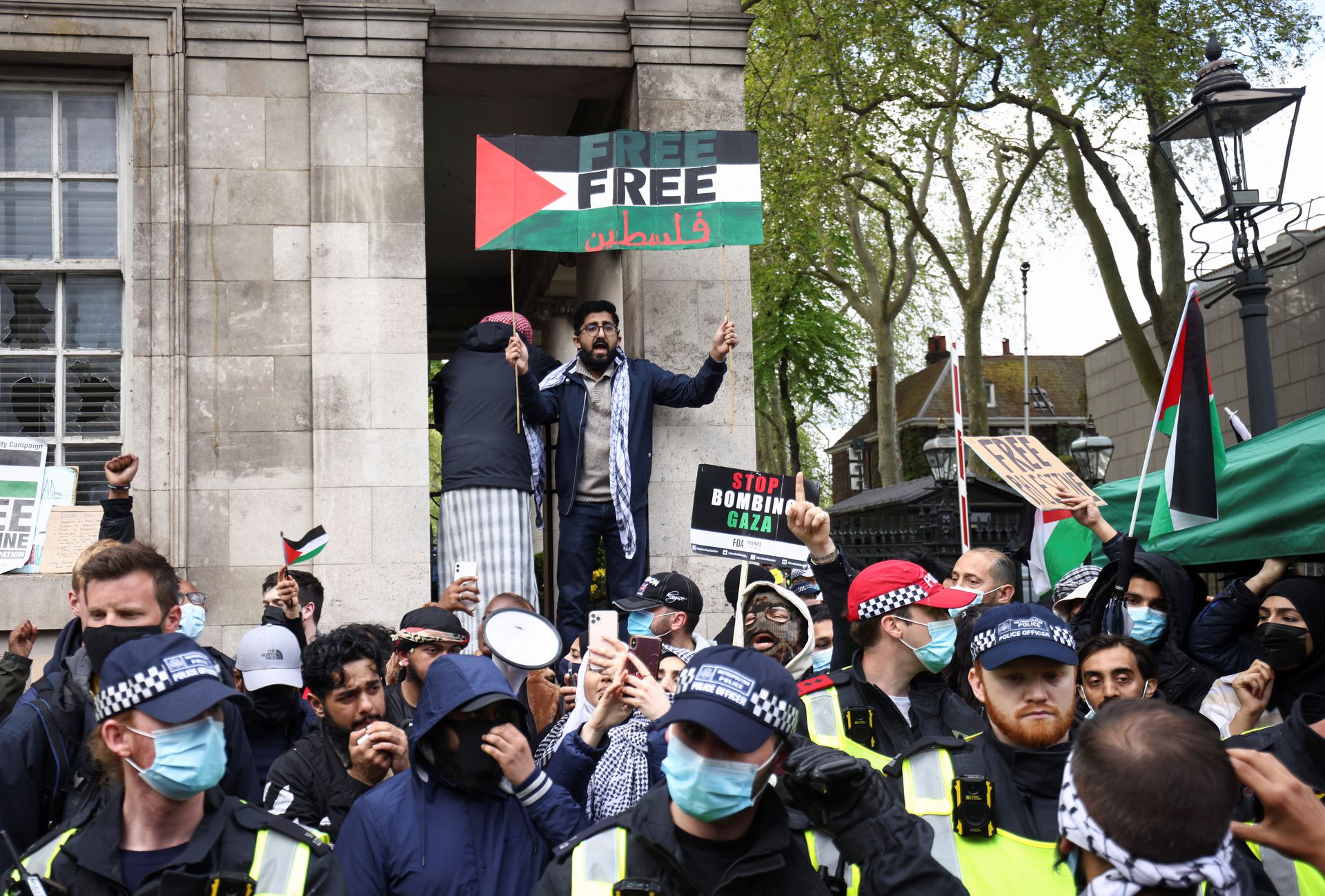 5月15日，英国伦敦民众上街声援巴勒斯坦人。（Reuters）
