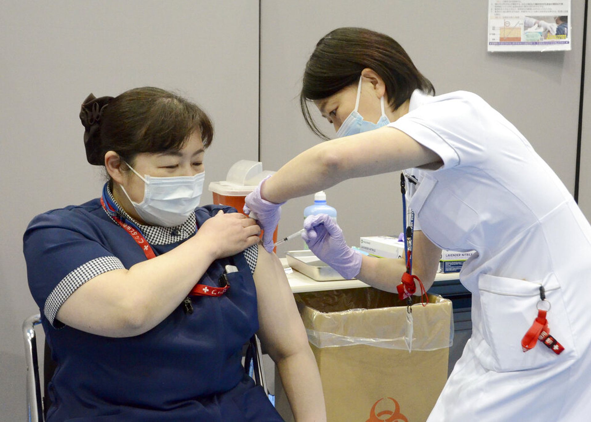日本新冠肺炎疫情：图为5月8日日本一名护士在爱知县藤田医科大学医院接种首剂新冠肺炎疫苗。（AP）