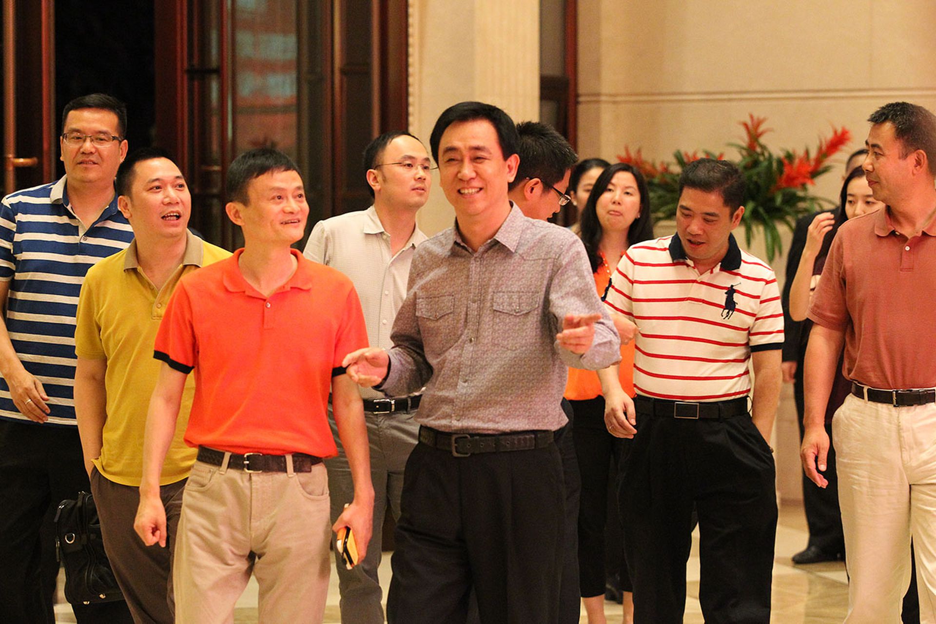 赵薇丈夫黄有龙（左二）与阿里巴巴创始人马云（前排左）及许家印（前排右）关系密切，2014年6月陪同马云到广州恒大中心。（视觉中国）