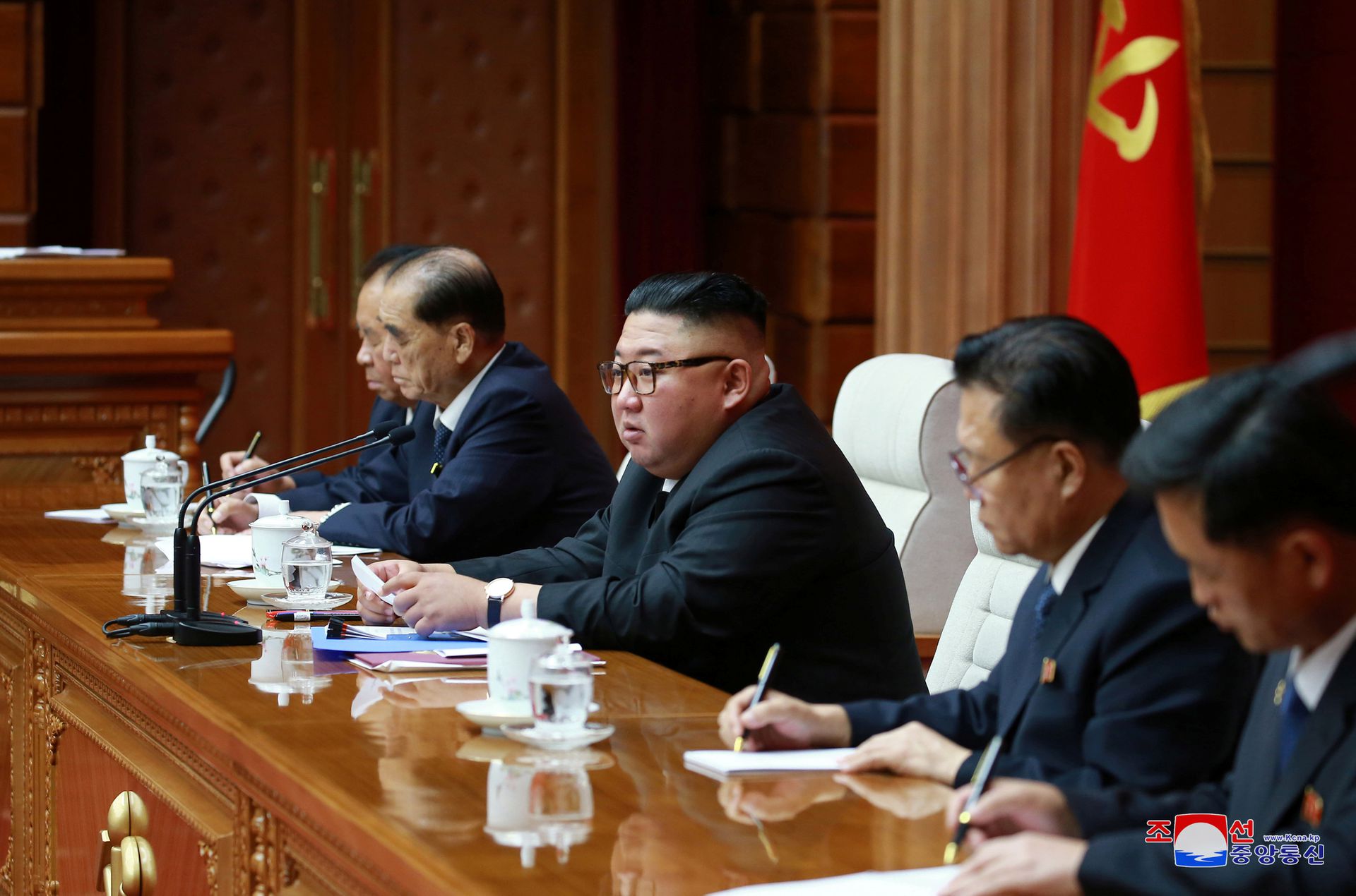 朝鲜最高领导人金正恩于8月13日主持召开劳动党第七届中央委员会第十六次政治局会议，人事变动引发外界关注。（Reuters）