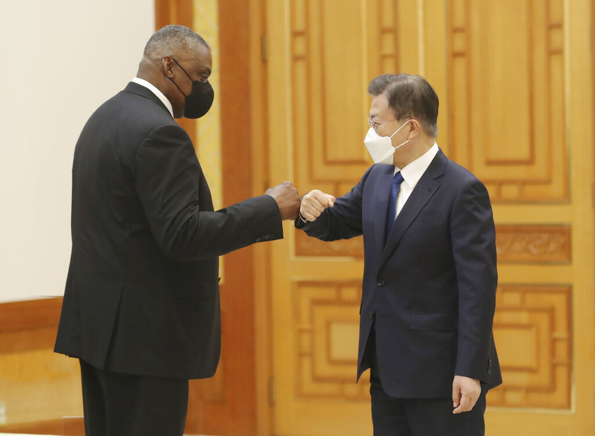 奥斯汀访韩：图为韩国总统文在寅（右）12月2日在首尔青瓦台与美国防部长奥斯汀（左）会面。（AP）