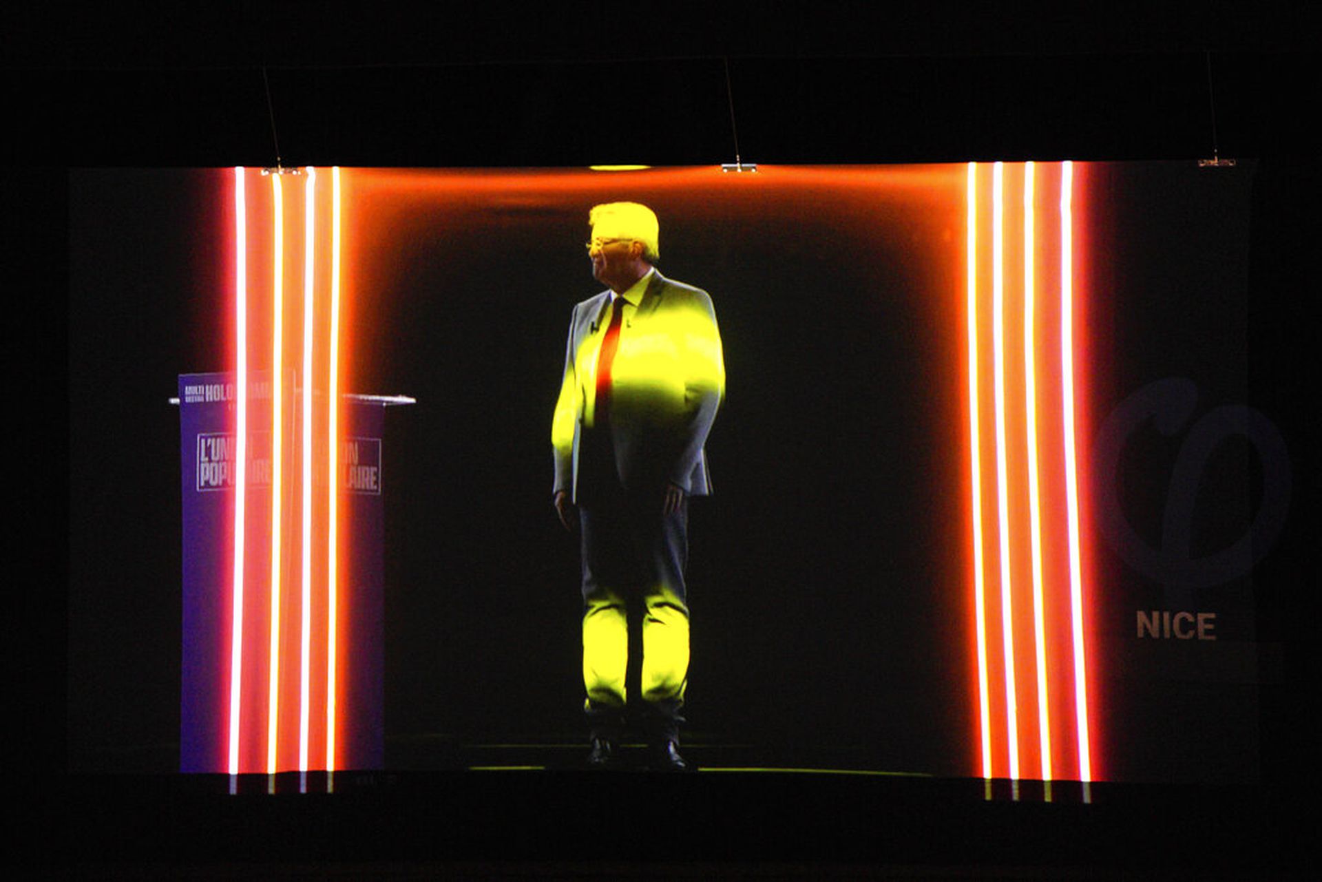 梅朗雄再次以全像投影遥距出席选举集会。(AP) 梅朗雄再次以全像投影遥距出席选举集会。(AP)