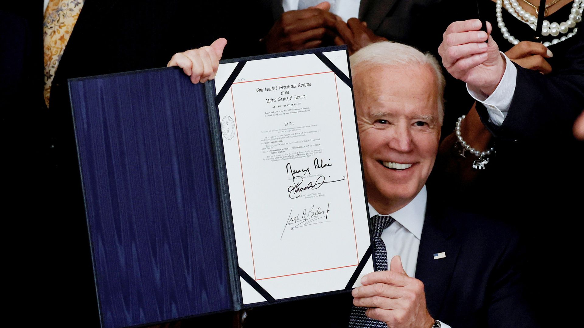 图为美国总统拜登（Joe Biden）6月17日白宫签署法案，让每年6月19日六月节国家独立日，列为联邦假日。（AP）