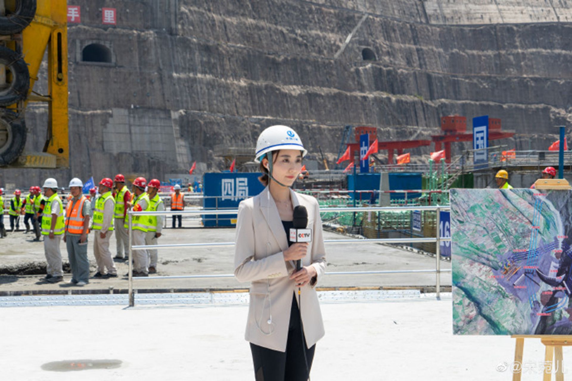 5月31日，白鹤滩水电站大坝主体完工，宋菀在现场进行报道。（微博@宋菀儿）