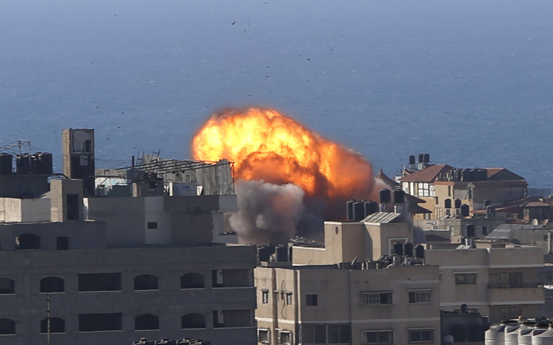 5月14日，加沙城一幢建筑物中弹，冒出火光。（AP）