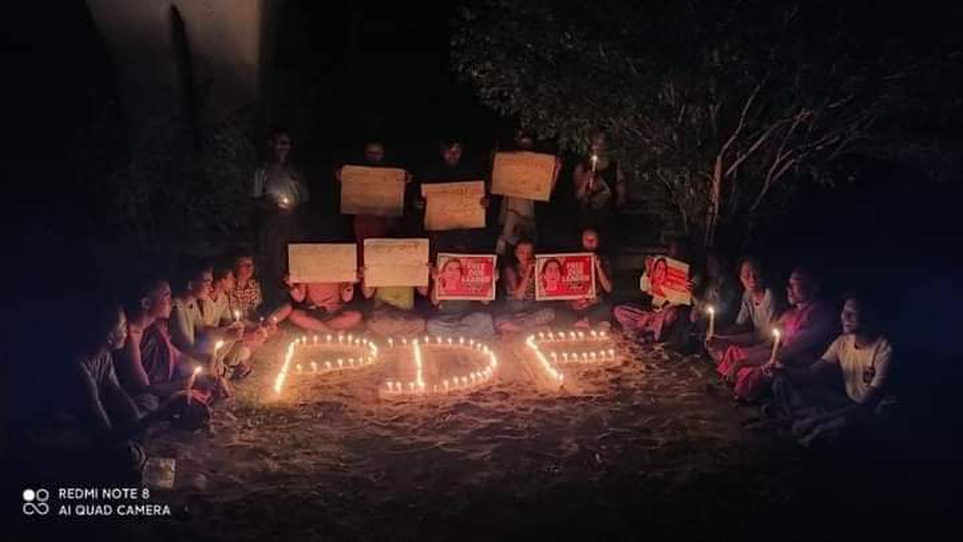 6月3日，缅甸耶乌镇有民众在晚上聚集，表示对人民防卫部队（PDF）的支持。（Twitter@Myothur22640881）