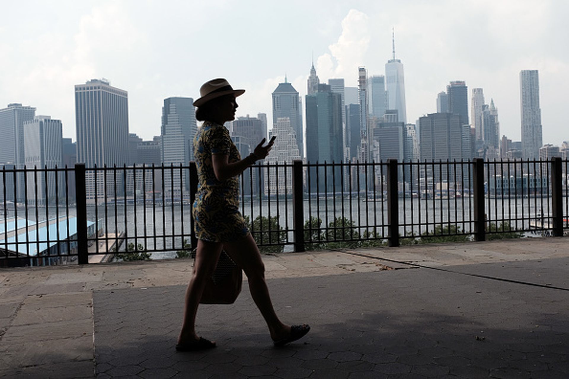 第五位：纽约：图为一名女子2020年8月走在布鲁克林的一个长廊。照片的背景的曼哈顿市景。（Getty）