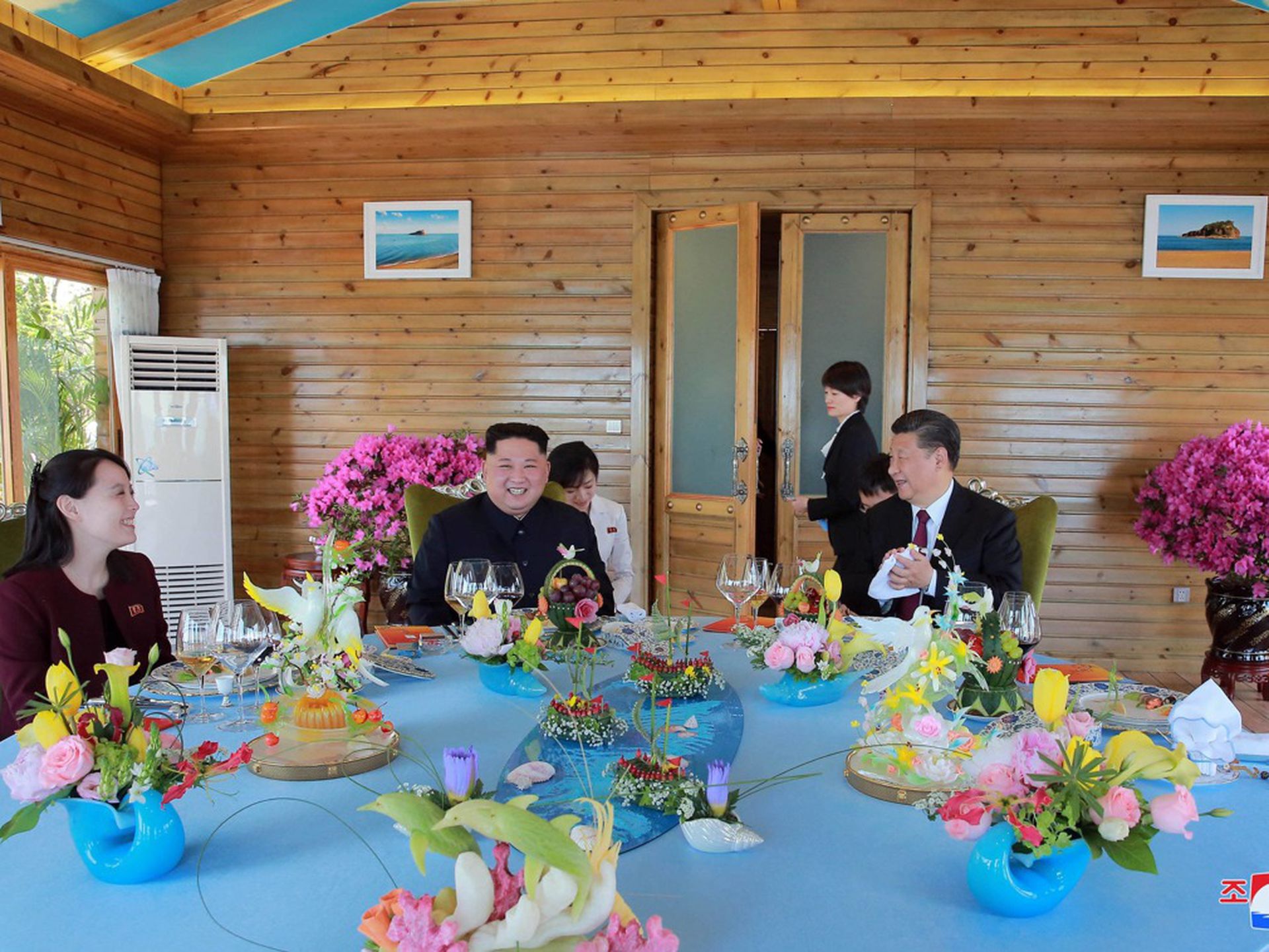 2018年5月9日，金与正（左）陪同金正恩前往中国大连与中国国家主席习近平举行会晤。（Reuters）