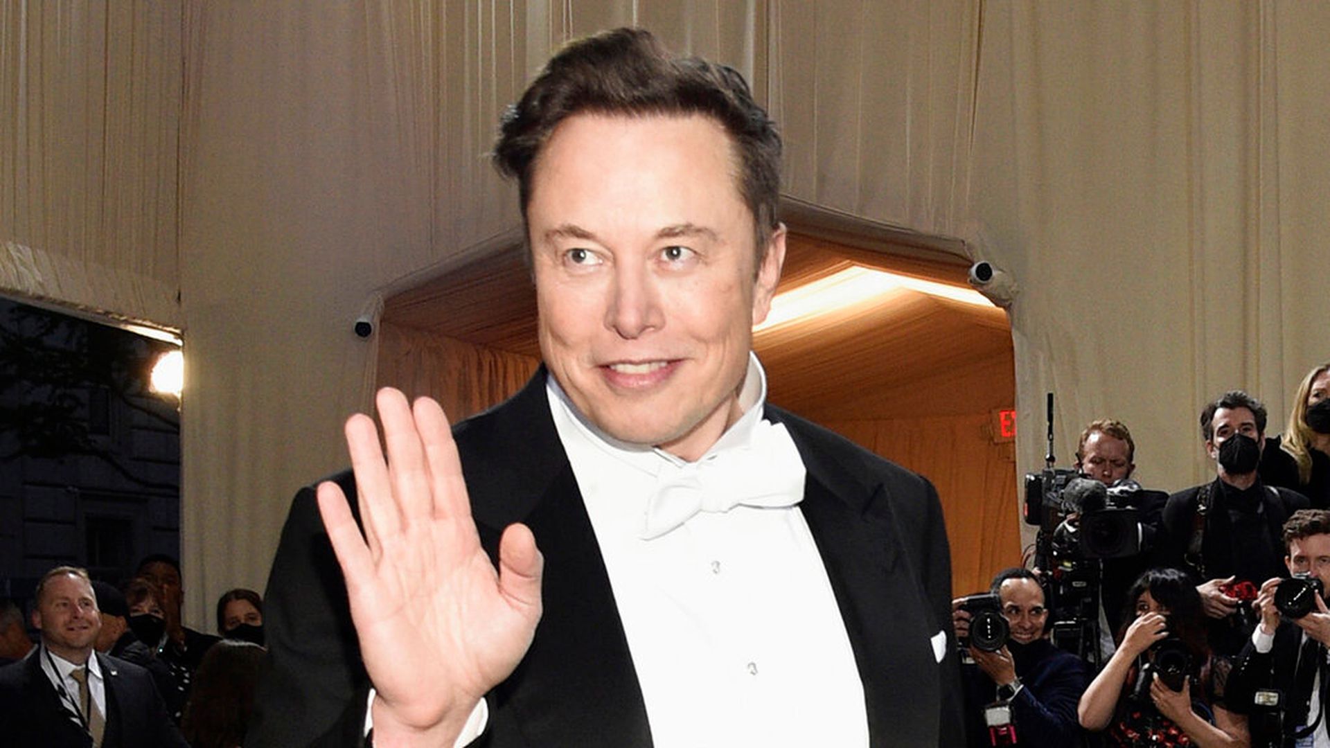 Elon Musk三天前說經濟差或裁員　又改口稱Tesla員工總數將增加