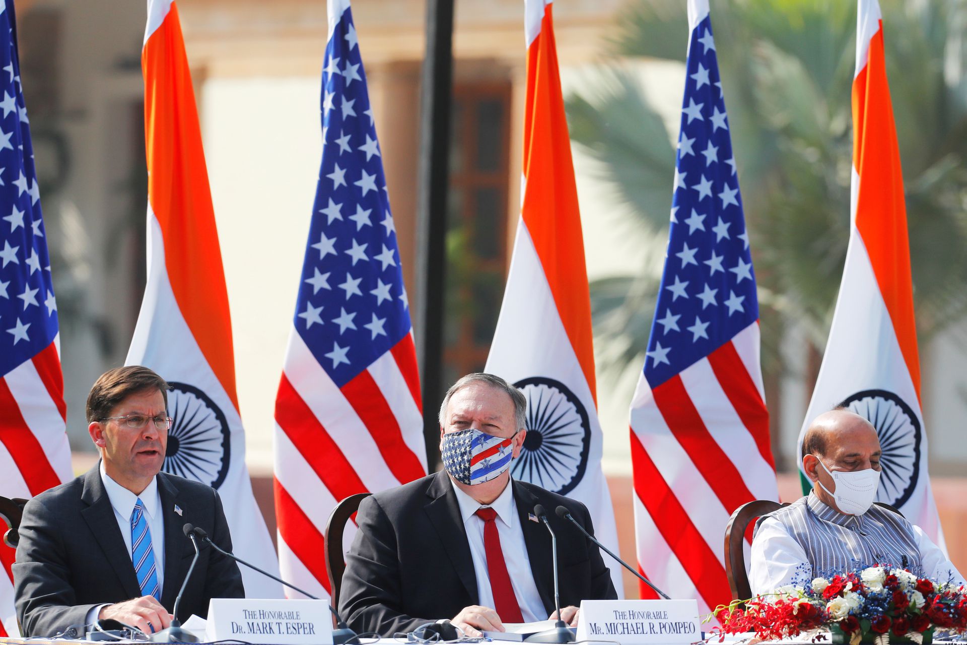 2020年10月27日，埃斯珀（左）同美国务卿蓬佩奥（Mike Pompeo）访问印度，出席记者会。（Reuters）