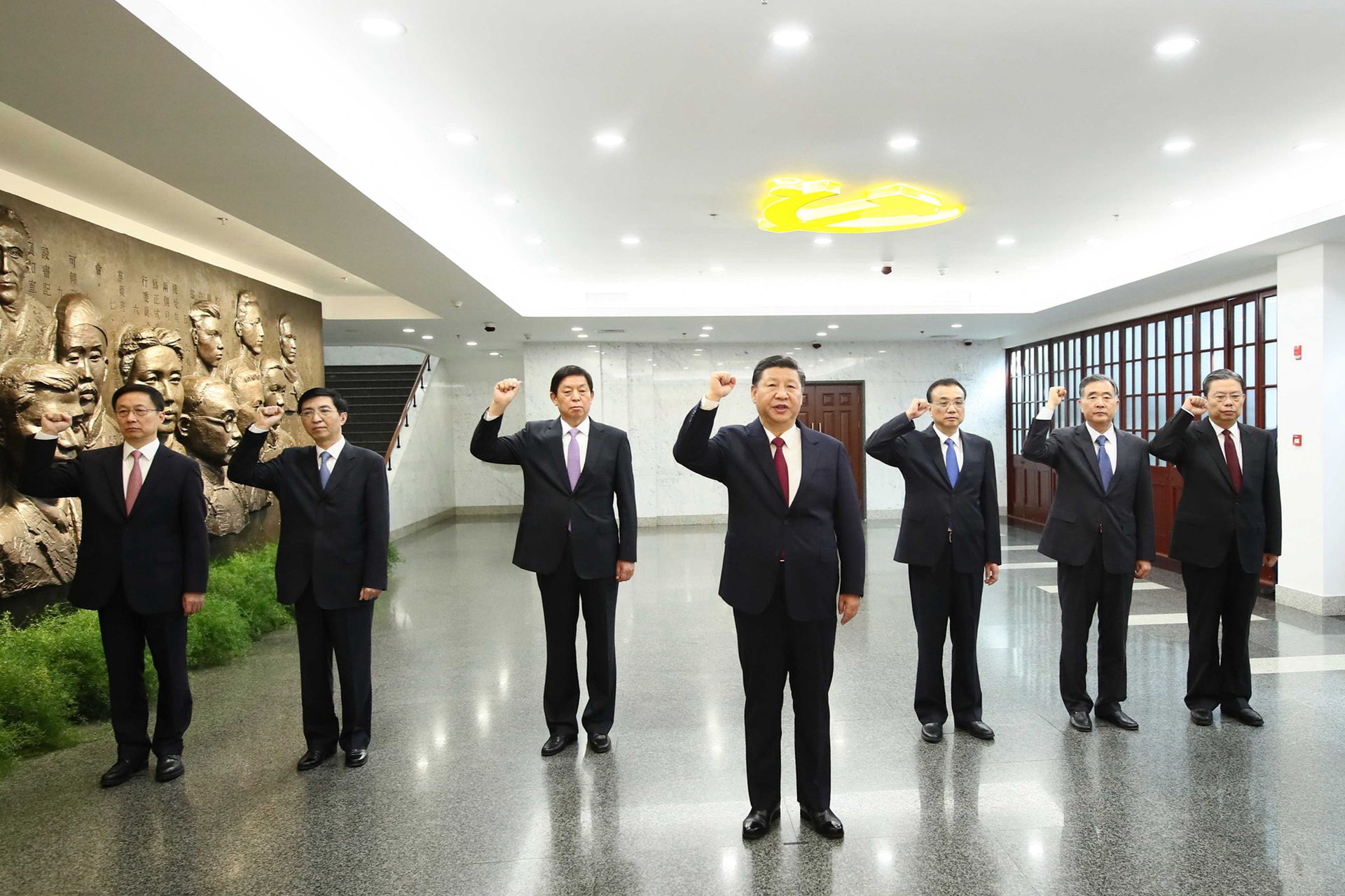 2017年，中共七常委在上海重温入党誓词。（新华社）