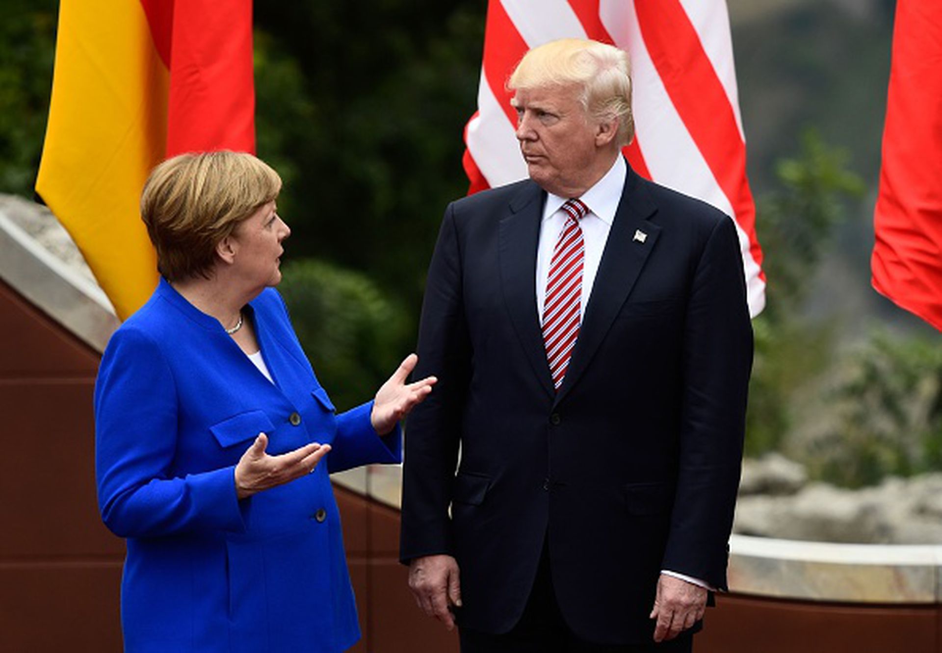 2017年5月26日，在西西里岛淘尔米纳举行的G7领导人峰会期间，美国总统特朗普与德国总理默克尔进行私人交谈。（Getty Images）