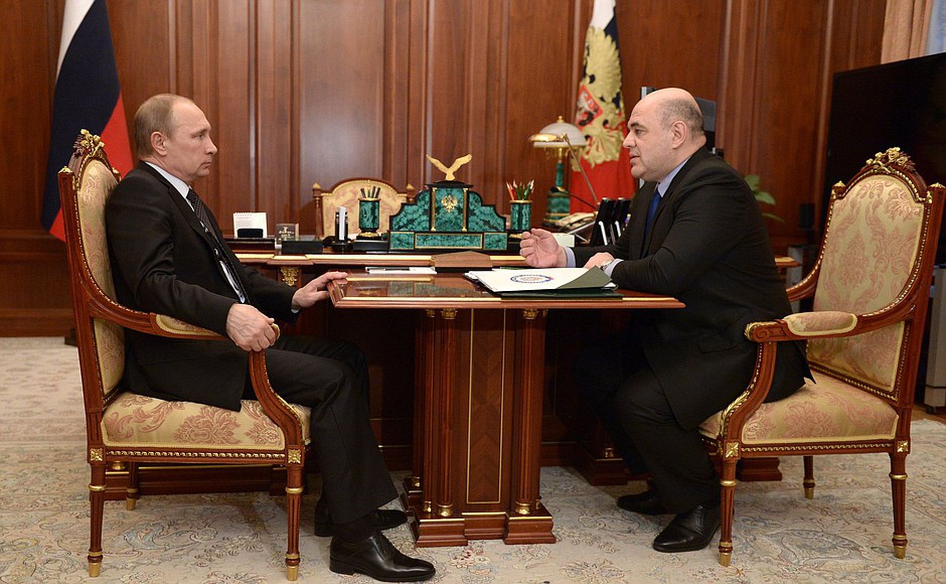 2020年1月，执掌俄罗斯联邦税务局10年之久的米舒斯京（右）接替梅德韦杰夫，担任俄罗斯联邦总理。（克里姆林宫）