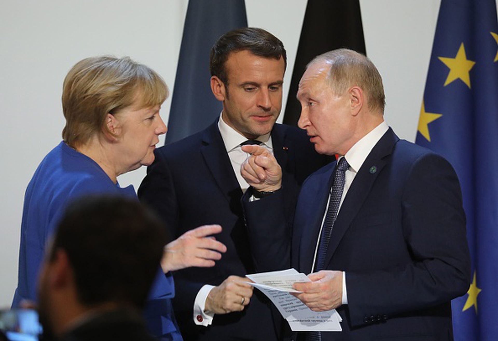 2019年12月9日，俄罗斯总统普京（Vladimir Putin, 右）、法国总统马克龙（Emmanuel Macron, 中）以及德国总理默克尔（Angela Merkel）在巴黎爱丽舍宫（法国总统府）举行的有关乌克兰问题的四方会议上寒暄致意。（Getty Images）
