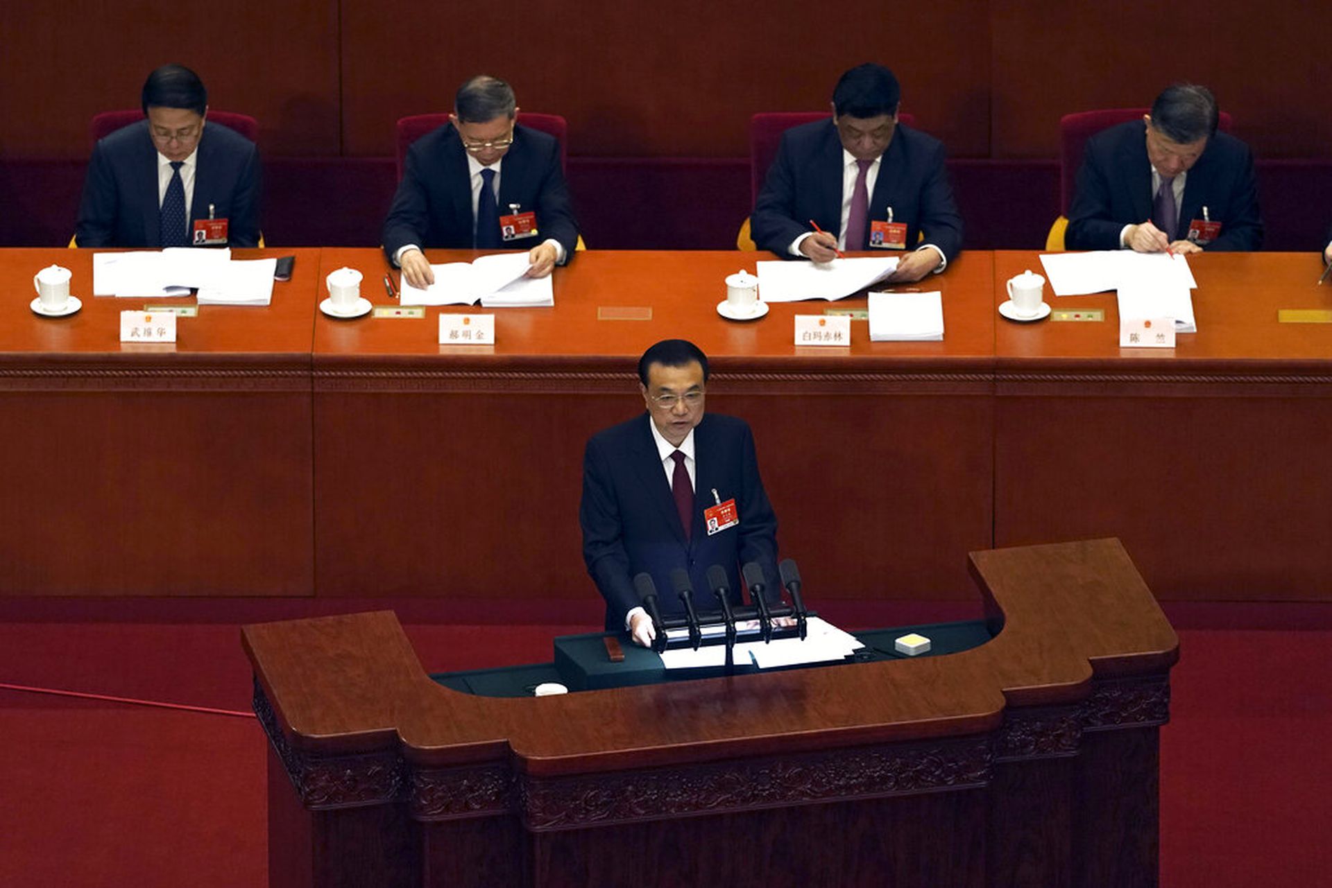 3月5日，中国总理李克强在2021年政府工作报告中，阐述了2021年中国经济的增长目标。中国需要稳定和健康的经济增长，并为应对新的外部经济冲击做好准备。（AP）