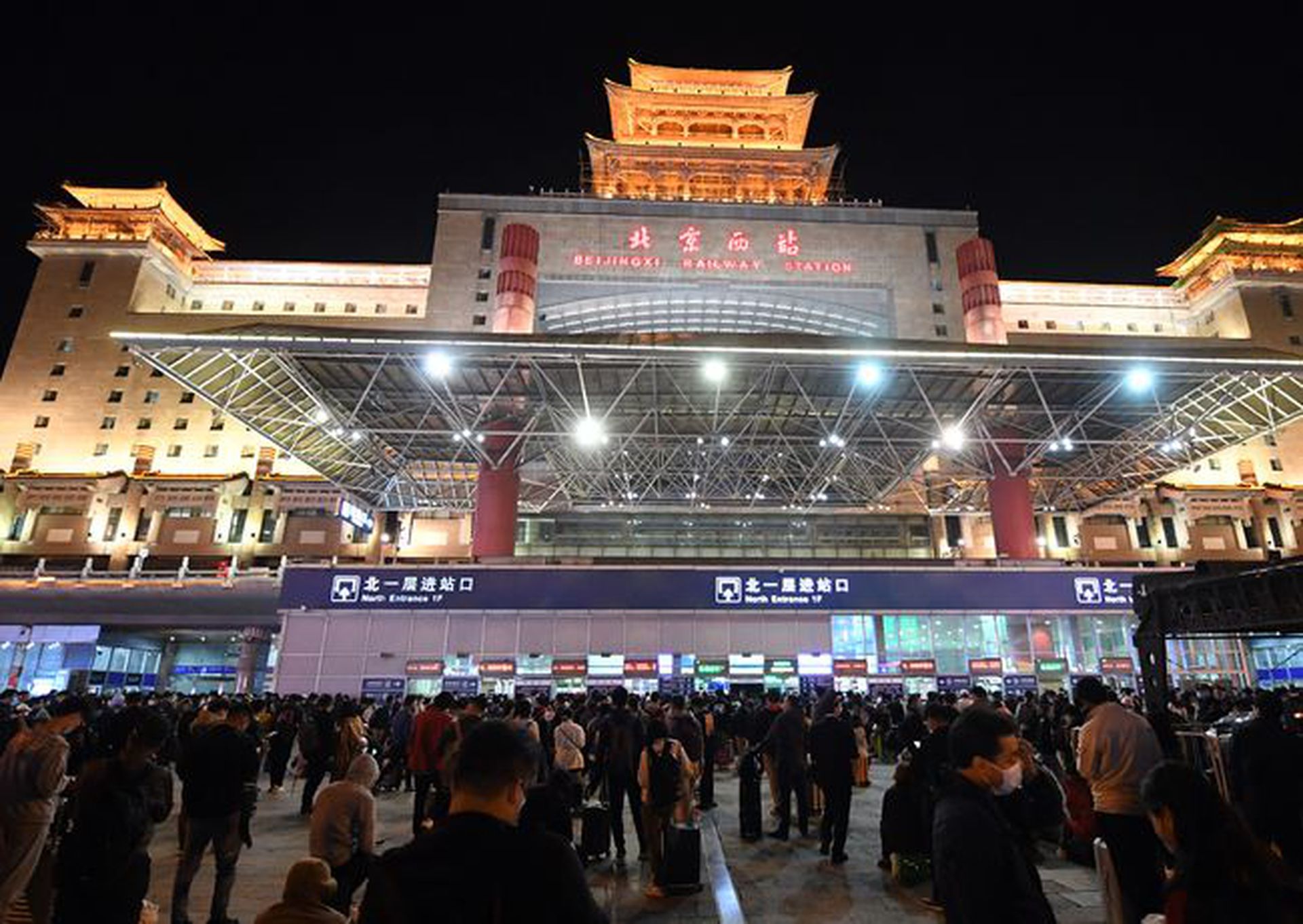 北京西站缺乏应急管理能力，服务不到位是造成民怨的主要原因。（新华社）