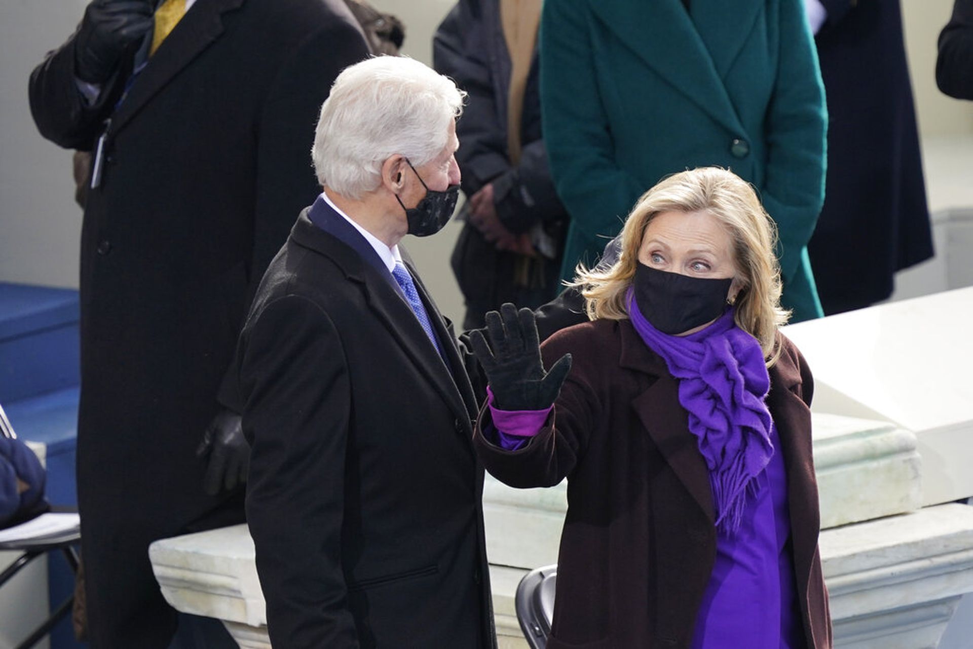 2021年1月20日，美国前总统克林顿（Bill Clinton）与妻子希拉里（Hillary Clinton）到华盛顿国会大厦出席拜登的就职典礼。（AP）