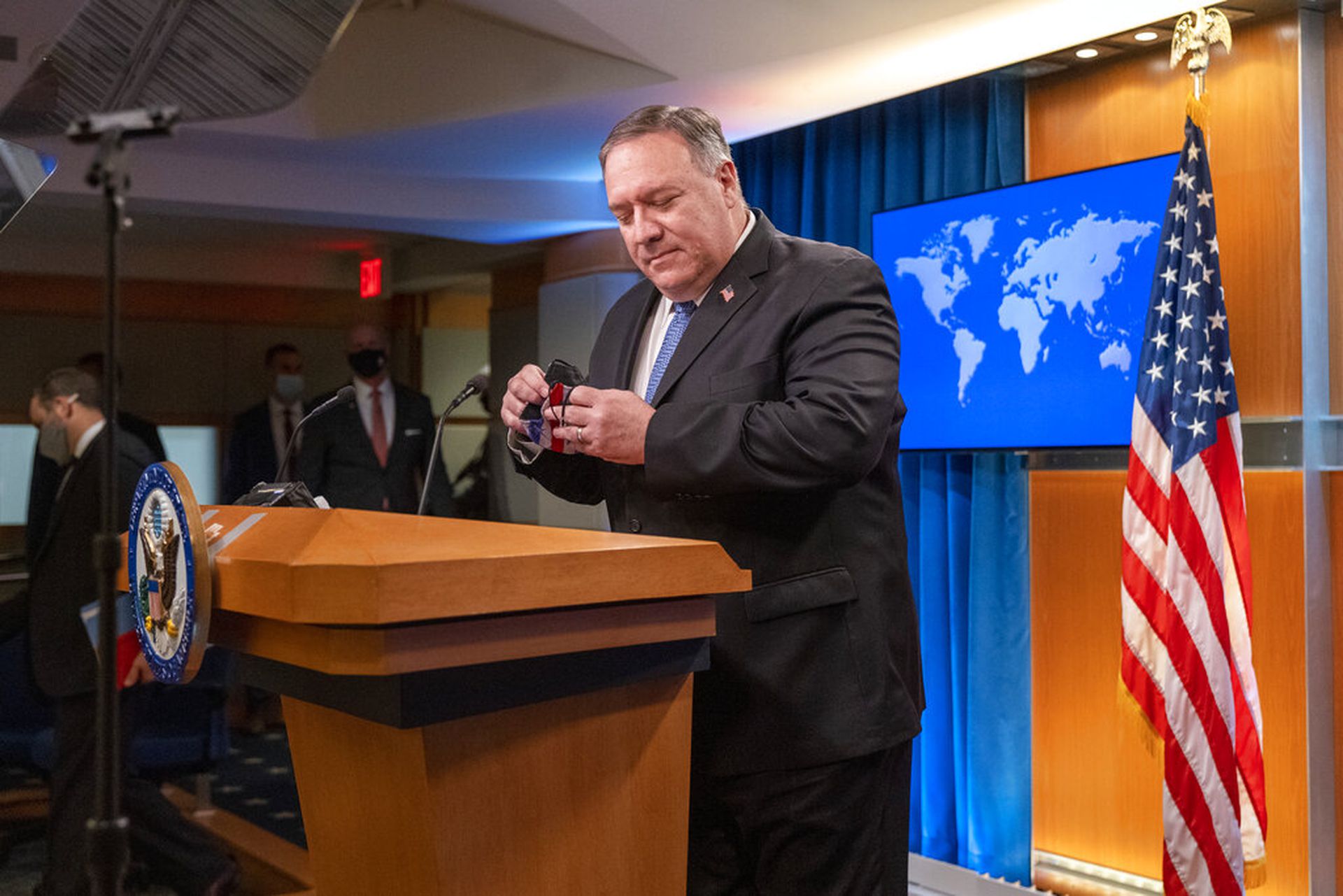 蓬佩奥被视为对华鹰派，多次批评中国。图为美国国务卿蓬佩奥11月10日在华盛顿国务院出席记者会。（AP）