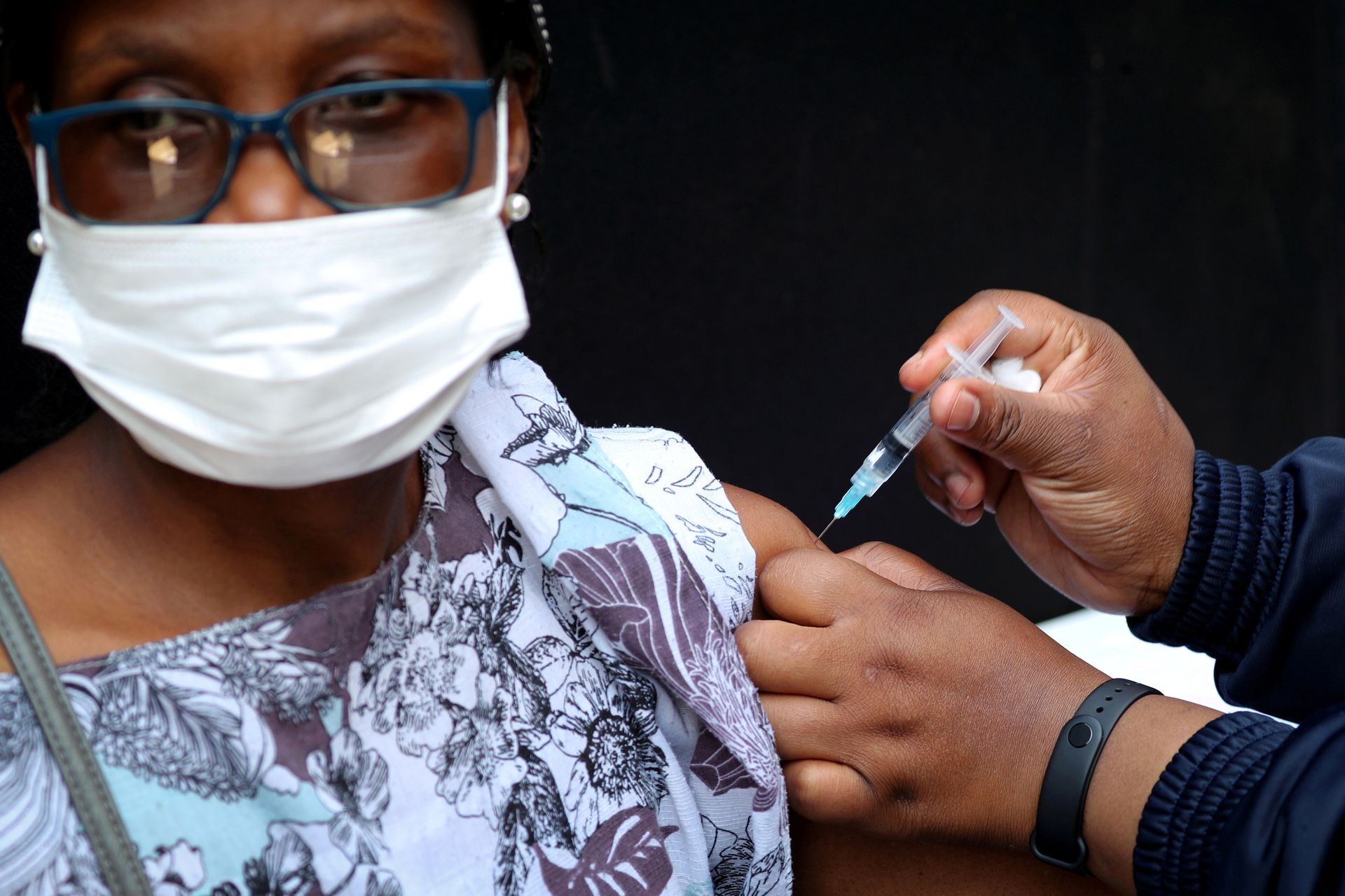 2021年8月20日，南非约翰内斯堡一名医疗保健人员接种疫苗。（Reuters）