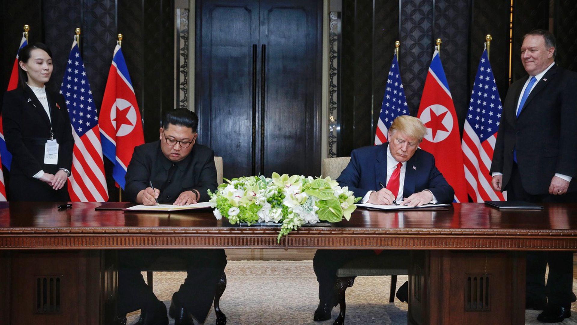 2018年6月金正恩（中左）与美国总统特朗普（中右）在新加坡签署联合声明。金与正担当随行助理。（路透社）