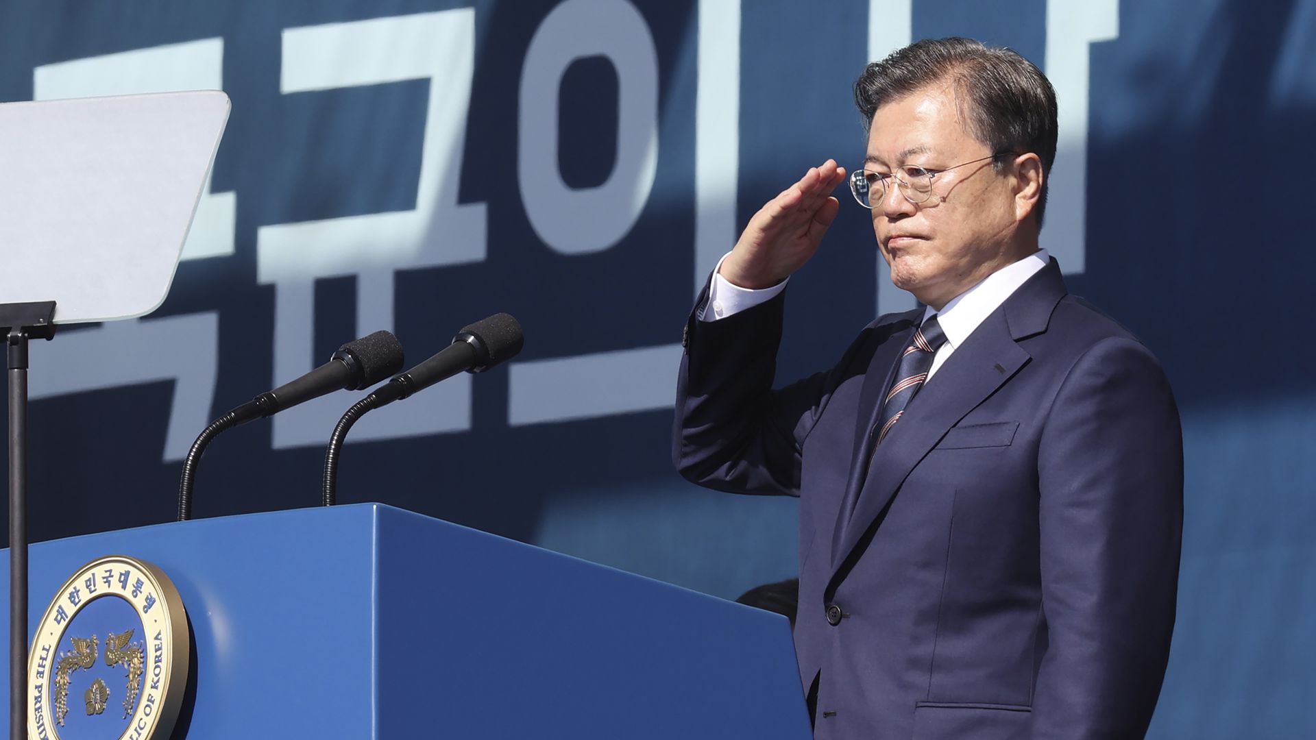 图为2020年9月25日，韩国总统文在寅在利川出席军人节典礼。（AP）