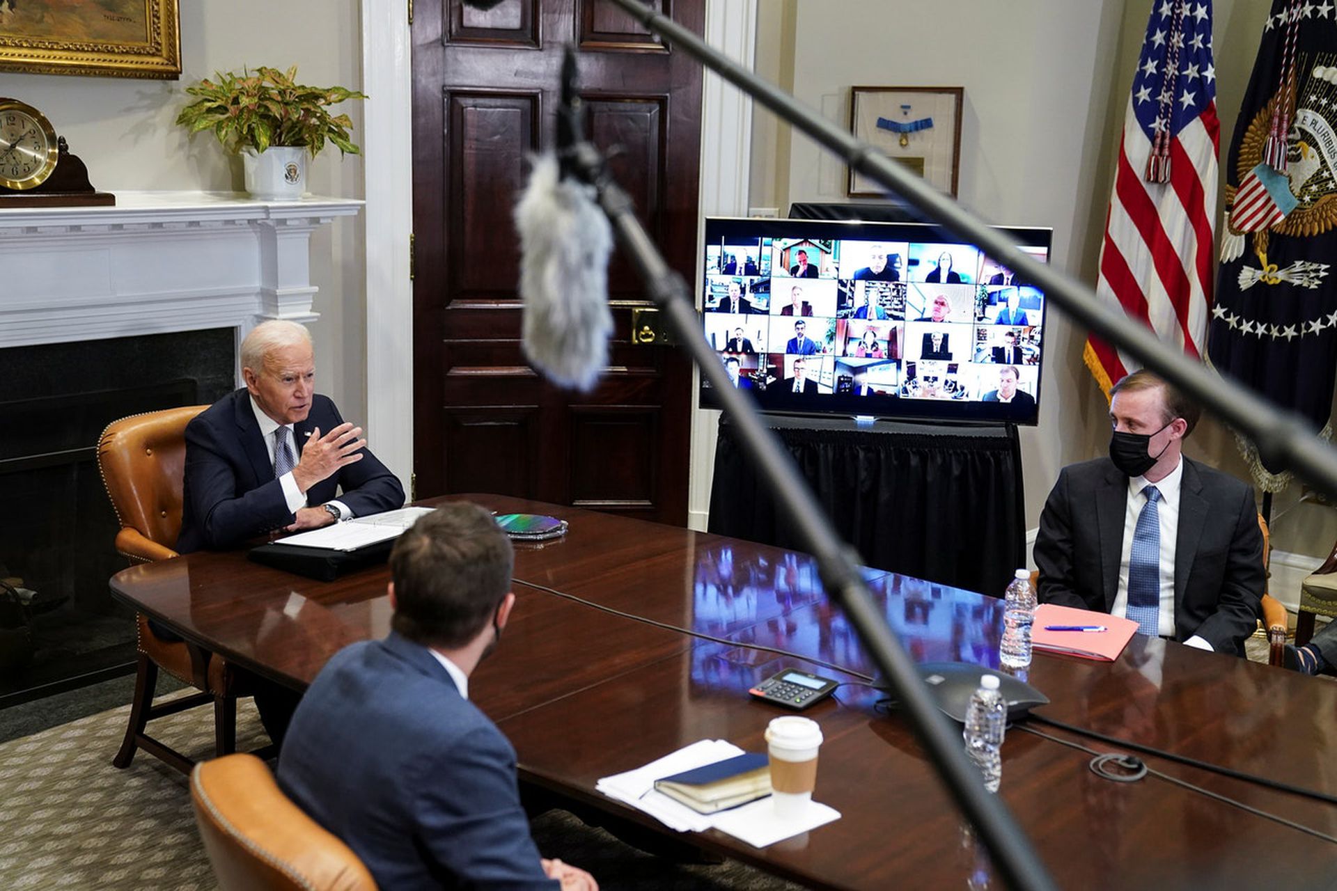 美国总统拜登4月12日在华盛顿白宫罗斯福室出席半导体视频峰会。（Reuters）