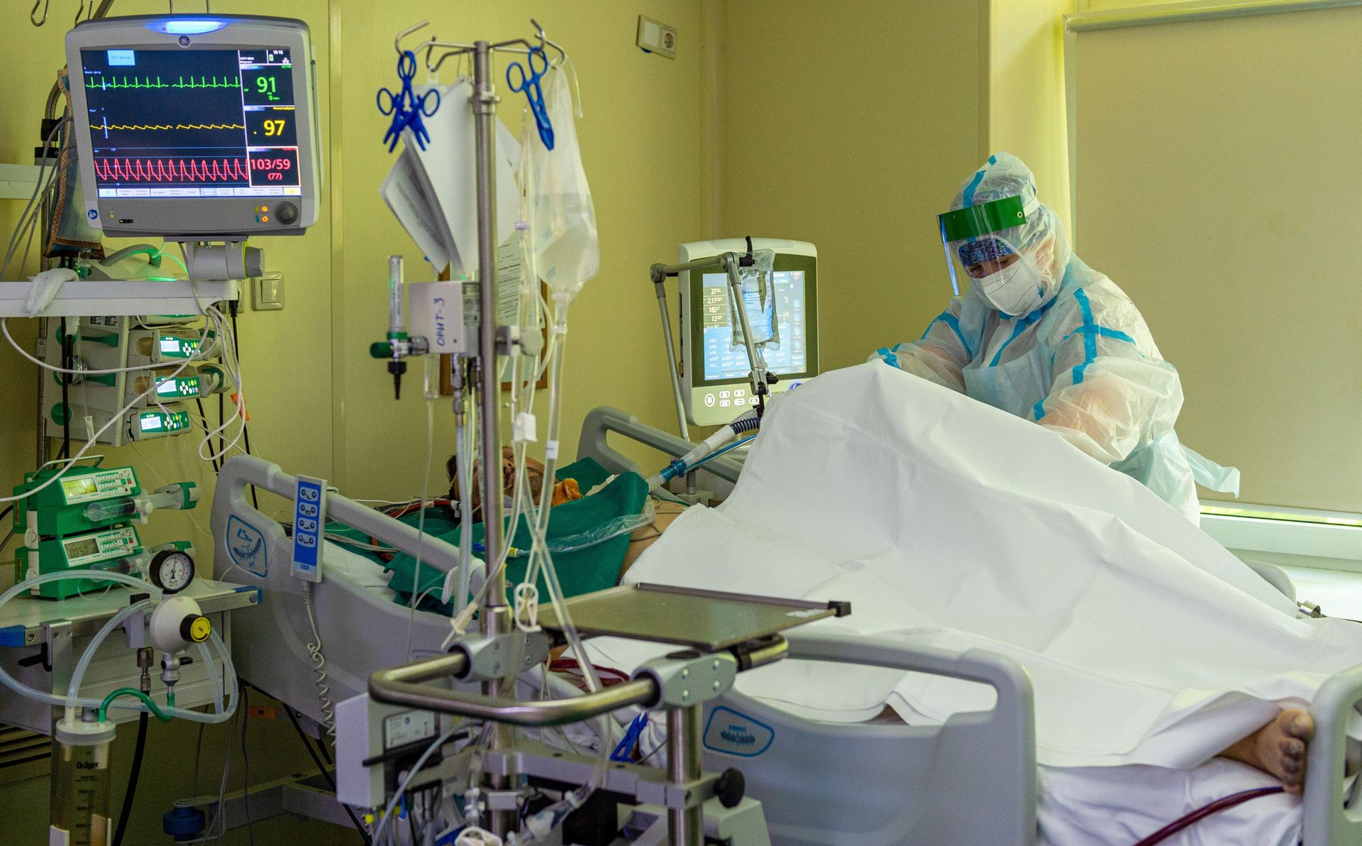 俄罗斯新冠肺炎疫情：图为6月17日莫斯科一名医护人员在照顾新冠病人。（AP）