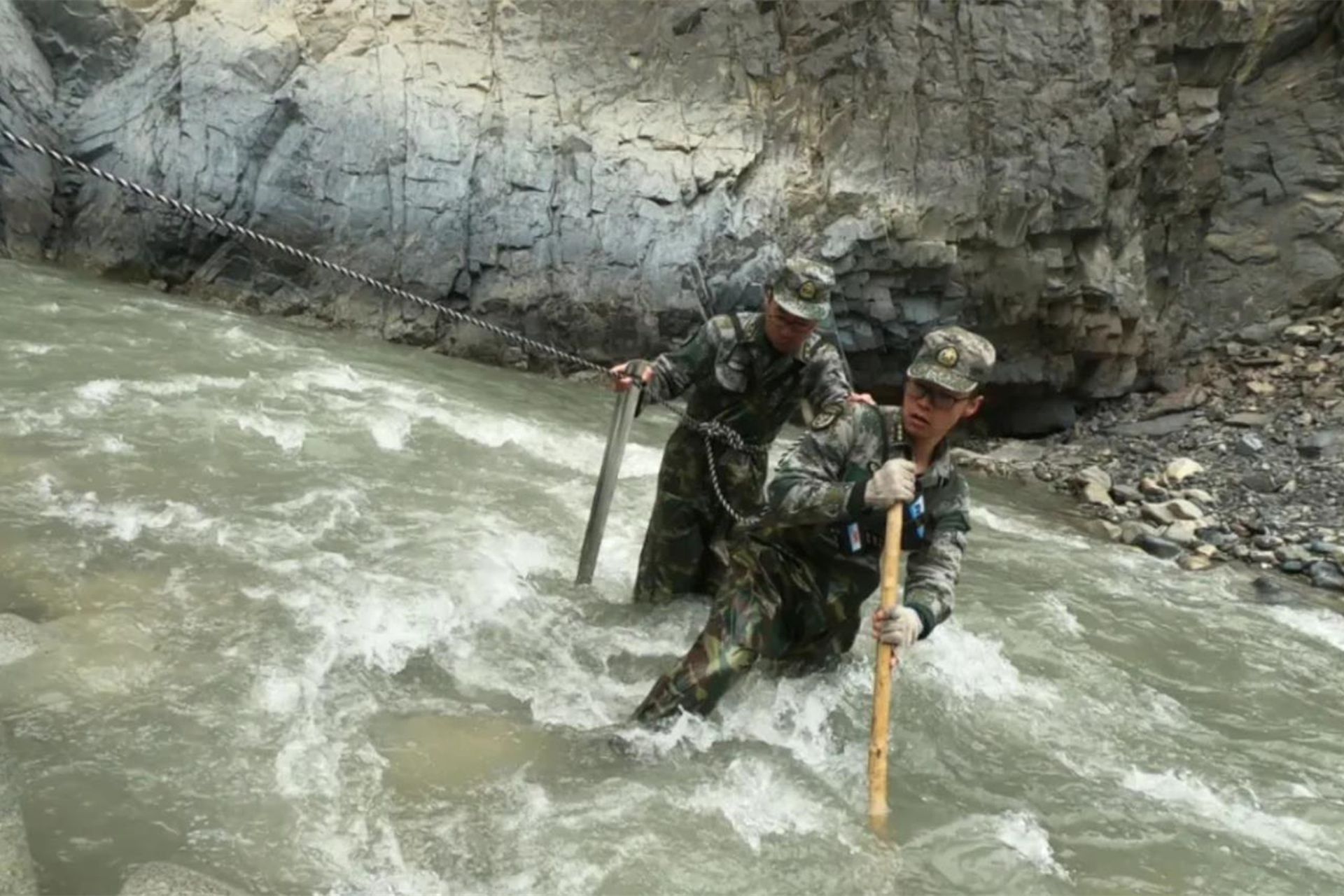 解放军西部战区士兵在加勒万河谷趟河。（微信@中国气象）