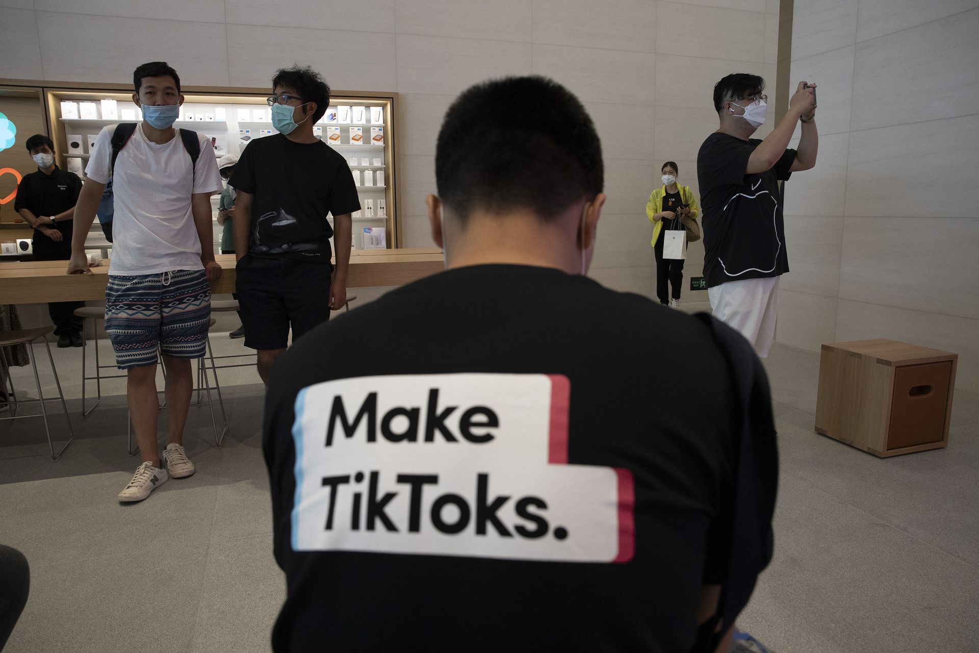 TikTok在中国与全球拥有众多粉丝。图为7月17日，中国北京一名男子穿着宣传TikTok的T恤到苹果专卖店。（AP）