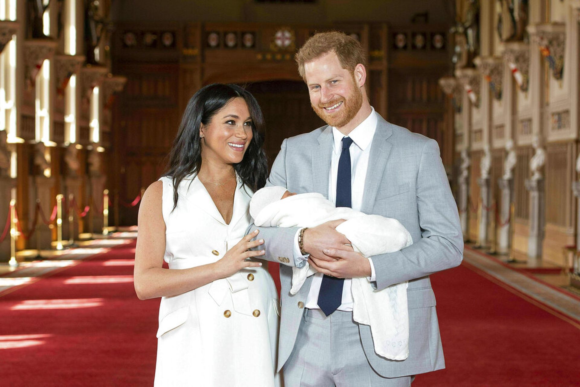 图为2019年5月8日梅根诞下阿奇后，英国王室公开哈里王子一家的照片。（AP）