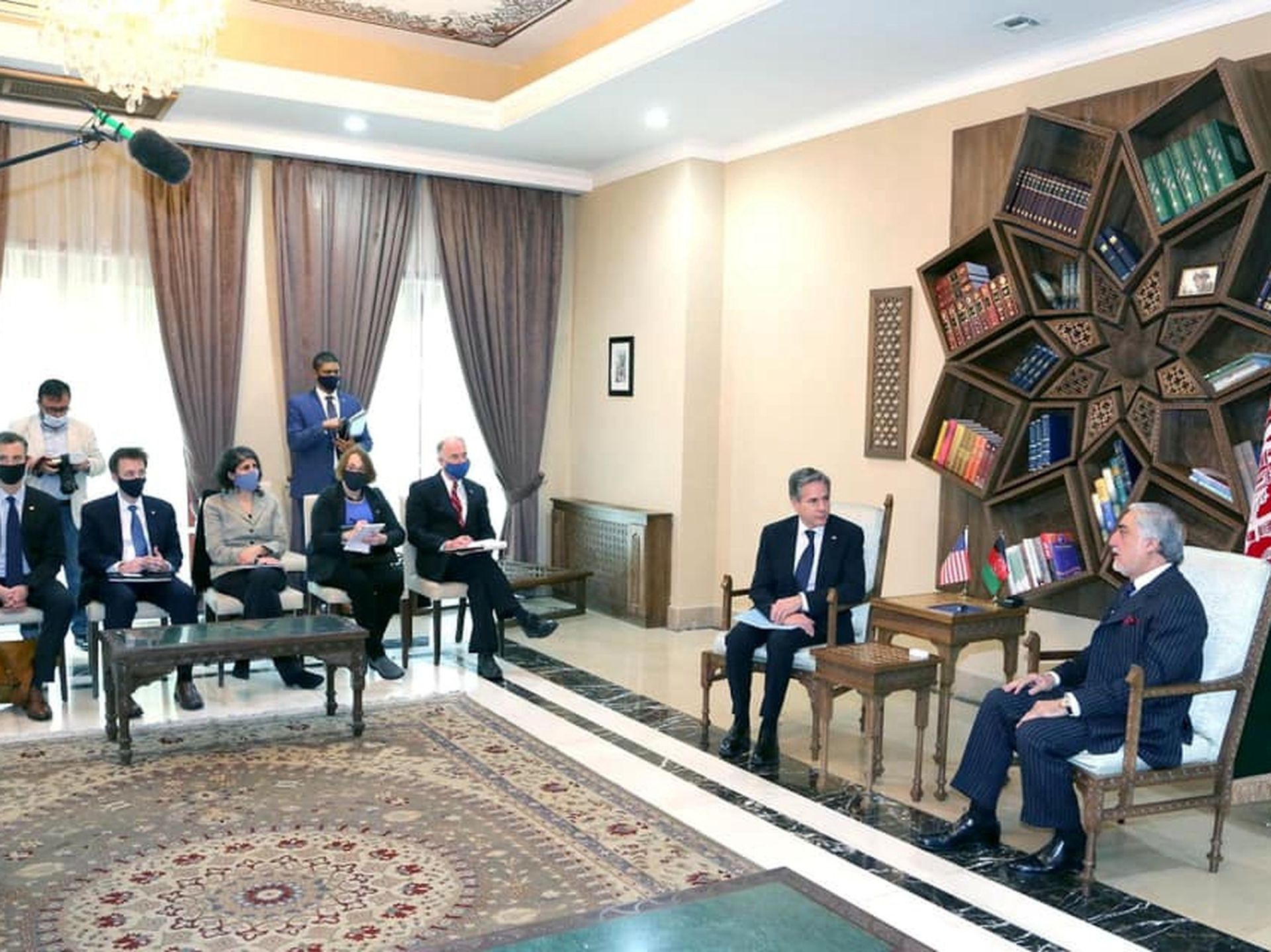 4月15日,美国国务卿布林肯(Antony Blinken,右二)突访阿富汗,推进撤军计划。(Reuters) 4月15日,美国国务卿布林肯(Antony Blinken,右二)突访阿富汗,推进撤军计划。(Reuters)