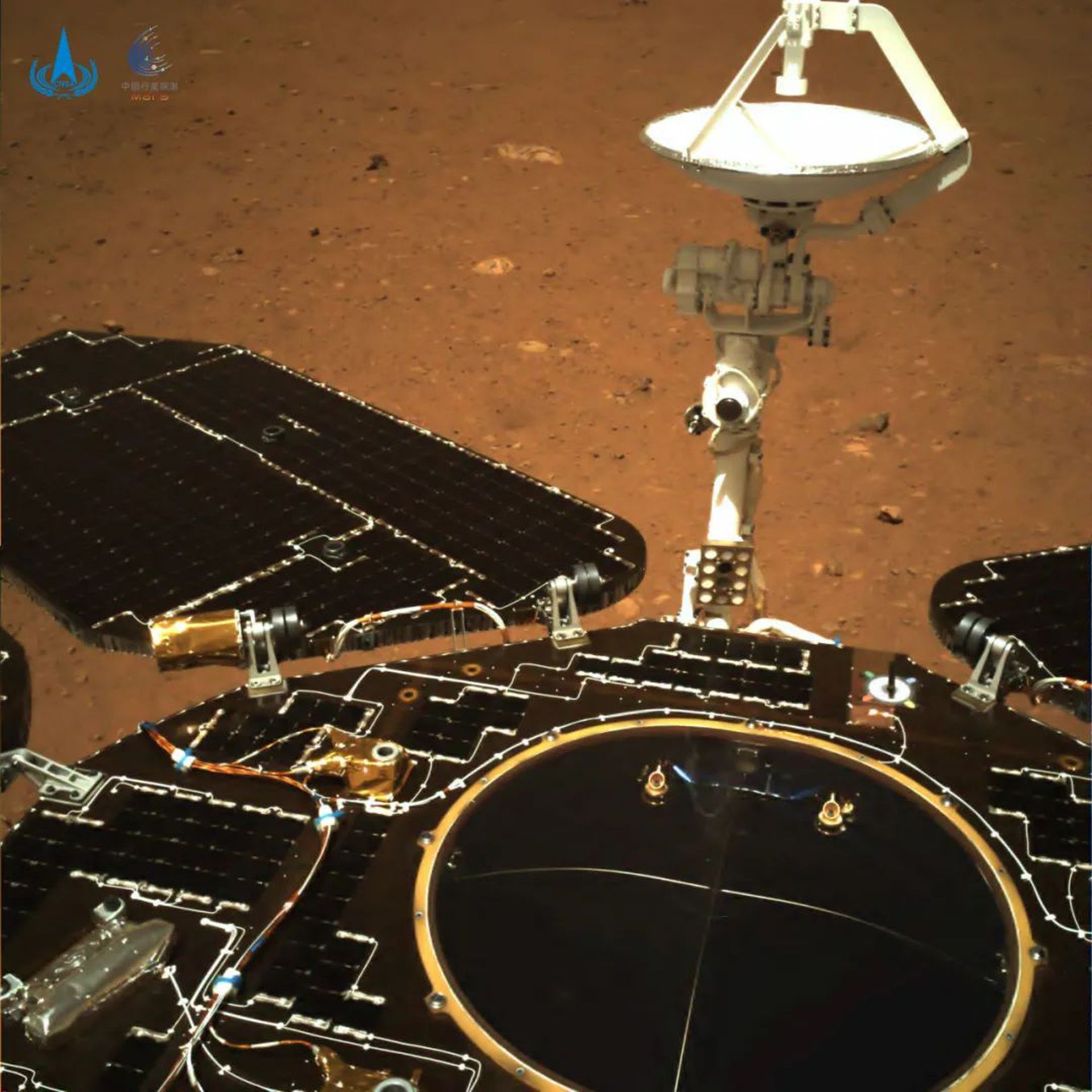 5月19日，中国国家航天局发布“天问一号”着陆过程两器分离和着陆后火星车拍摄的影像。图中火星车的前避障相机正对火星车前进方向拍摄。（中国国家航天局）