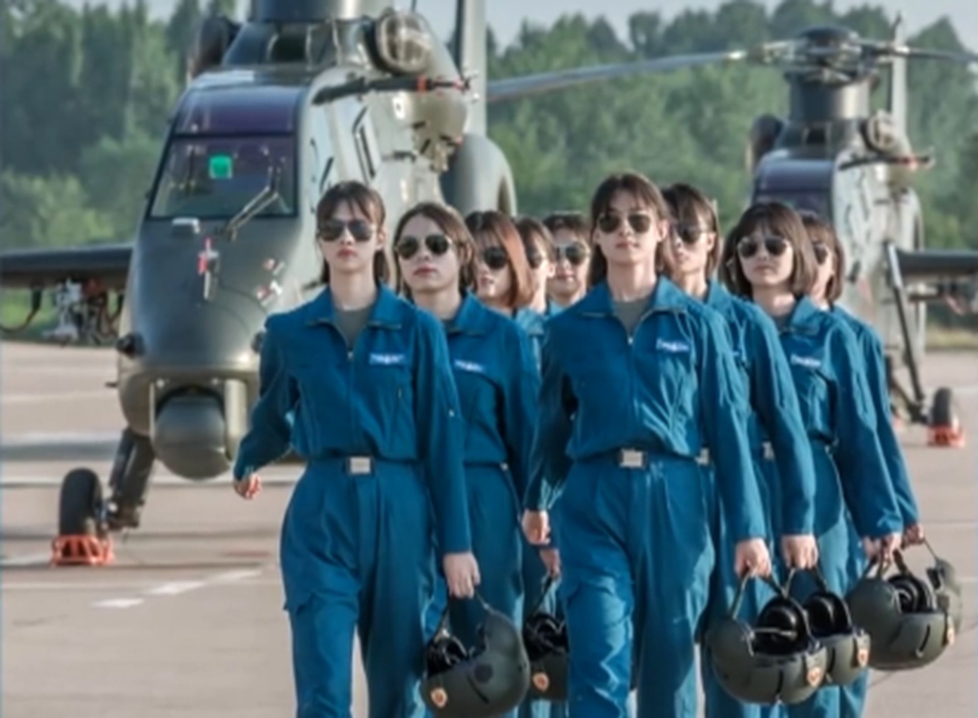 这批女飞行员是2017年8月下旬从全中国12万余名应届高中毕业生中择优选拔。（微博@中国央视军事）