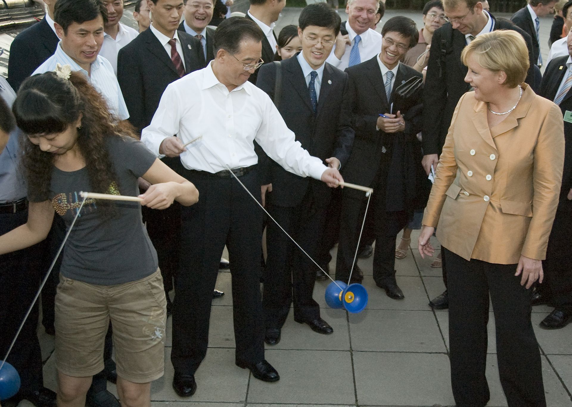 2007年8月27日，温家宝在北京中山公园给默克尔示范抖空竹。（路透社）
