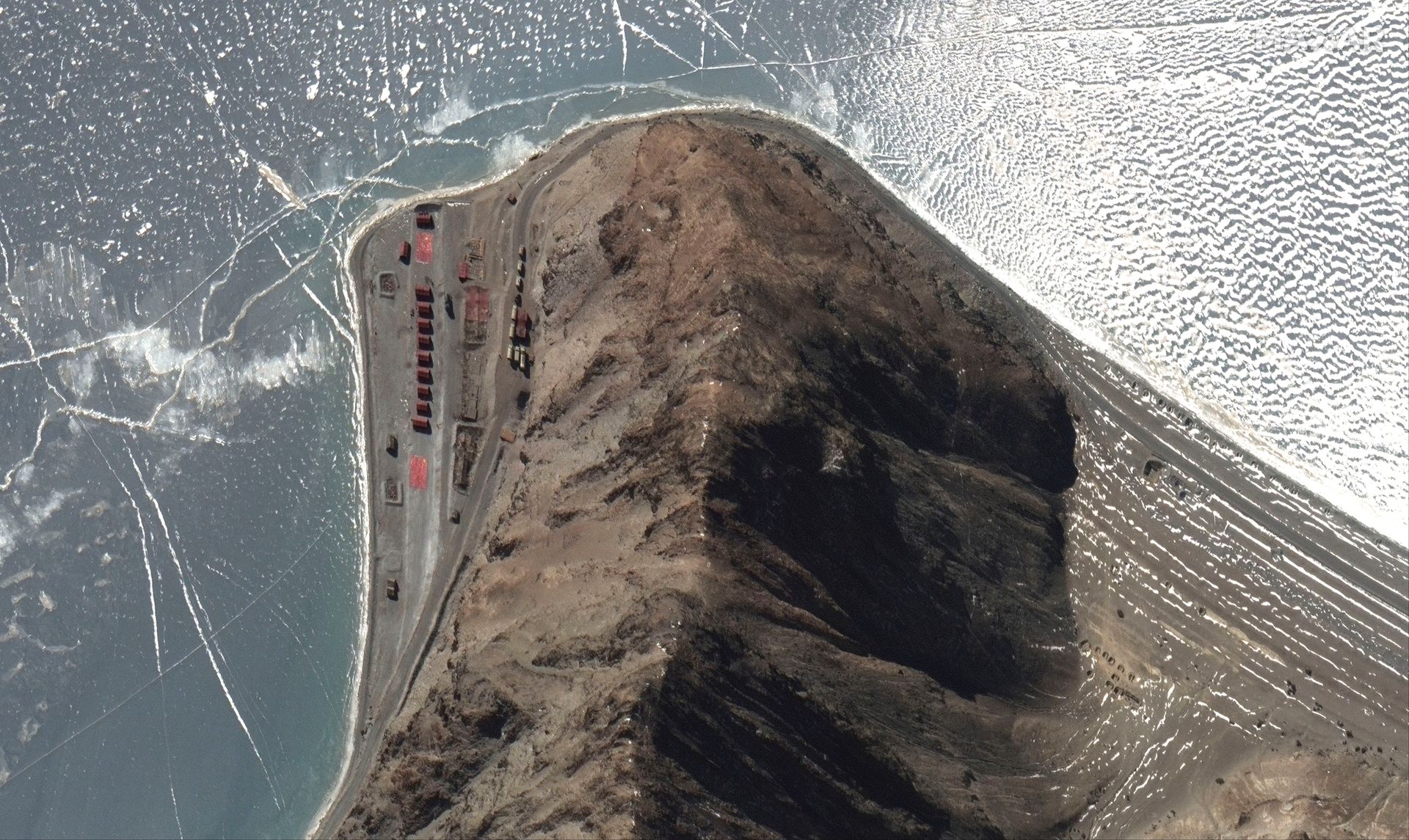 Maxar2021年1月份提供的卫星图像显示,第5指地区有大量的军事设施。(Reuters) Maxar2021年1月份提供的卫星图像显示,第5指地区有大量的军事设施。(Reuters)